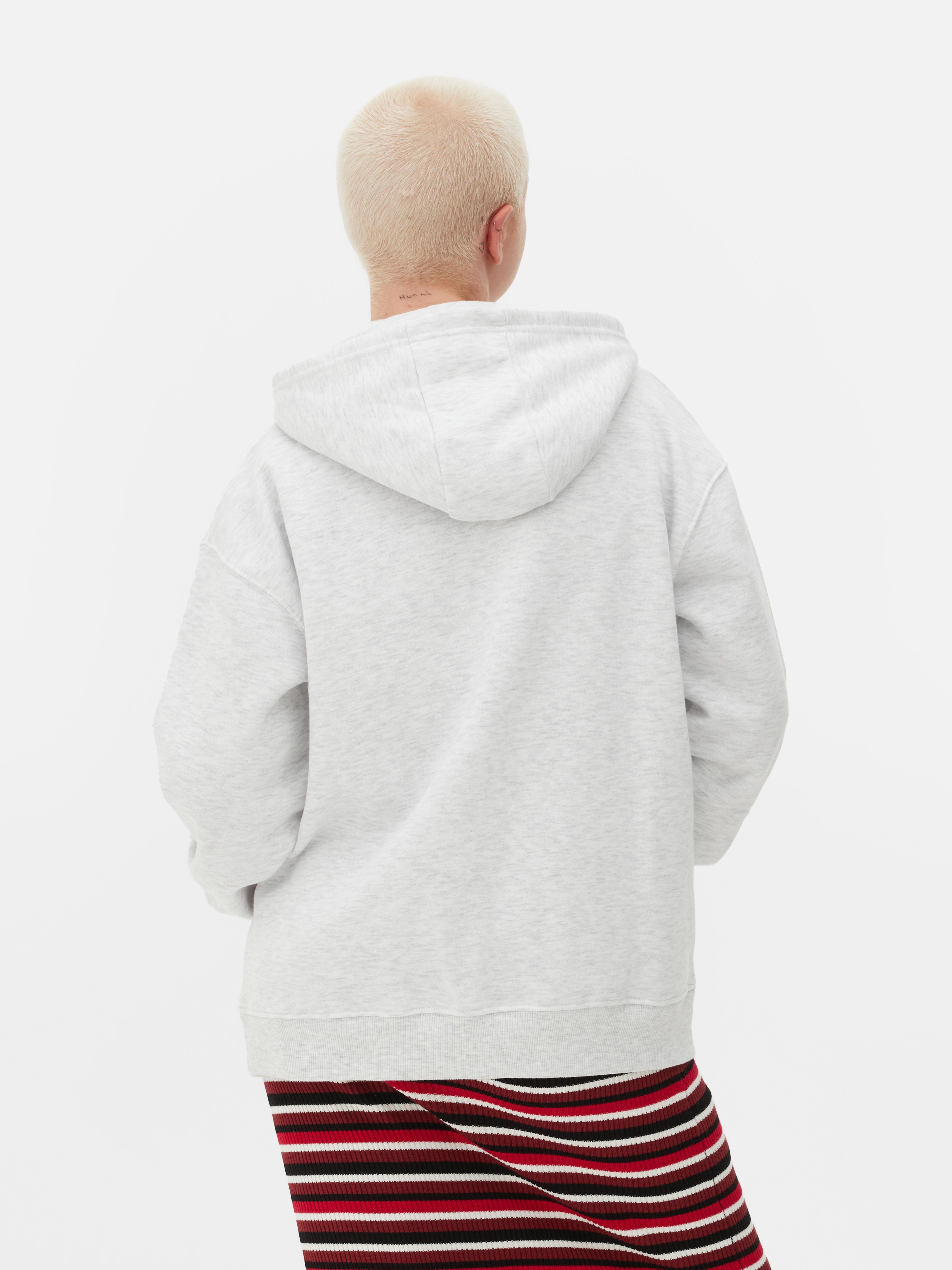 Klassischer Hoodie: Ein locker sitzender Jersey-Hoodie mit Kängurutasche passt in jede Garderobe.
