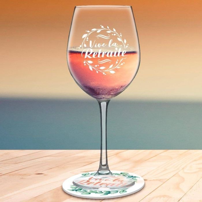 Set regalo con calice da vino e sottobicchiere rotondo, ideale per il pensionamento.