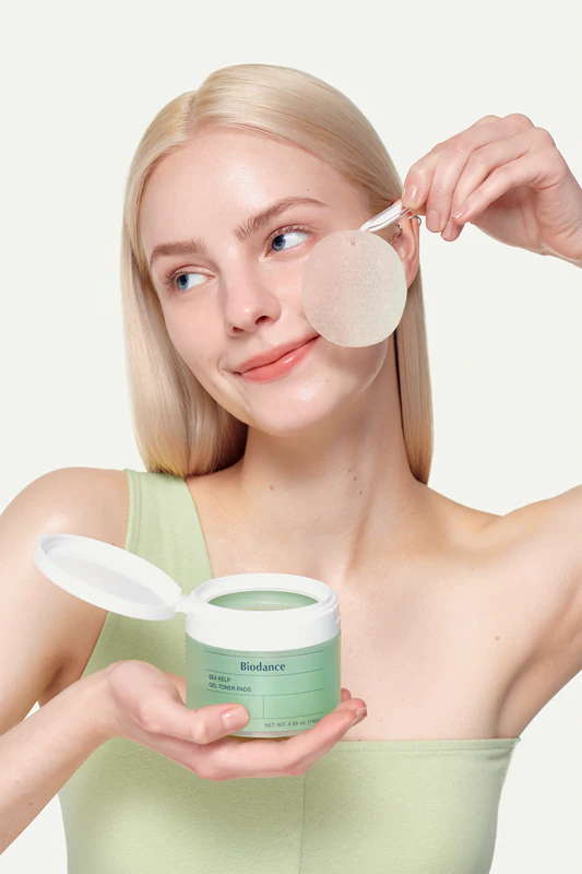 Os discos de tônico facial em gel de alga marinha da Biodance são suaves e tonificantes.