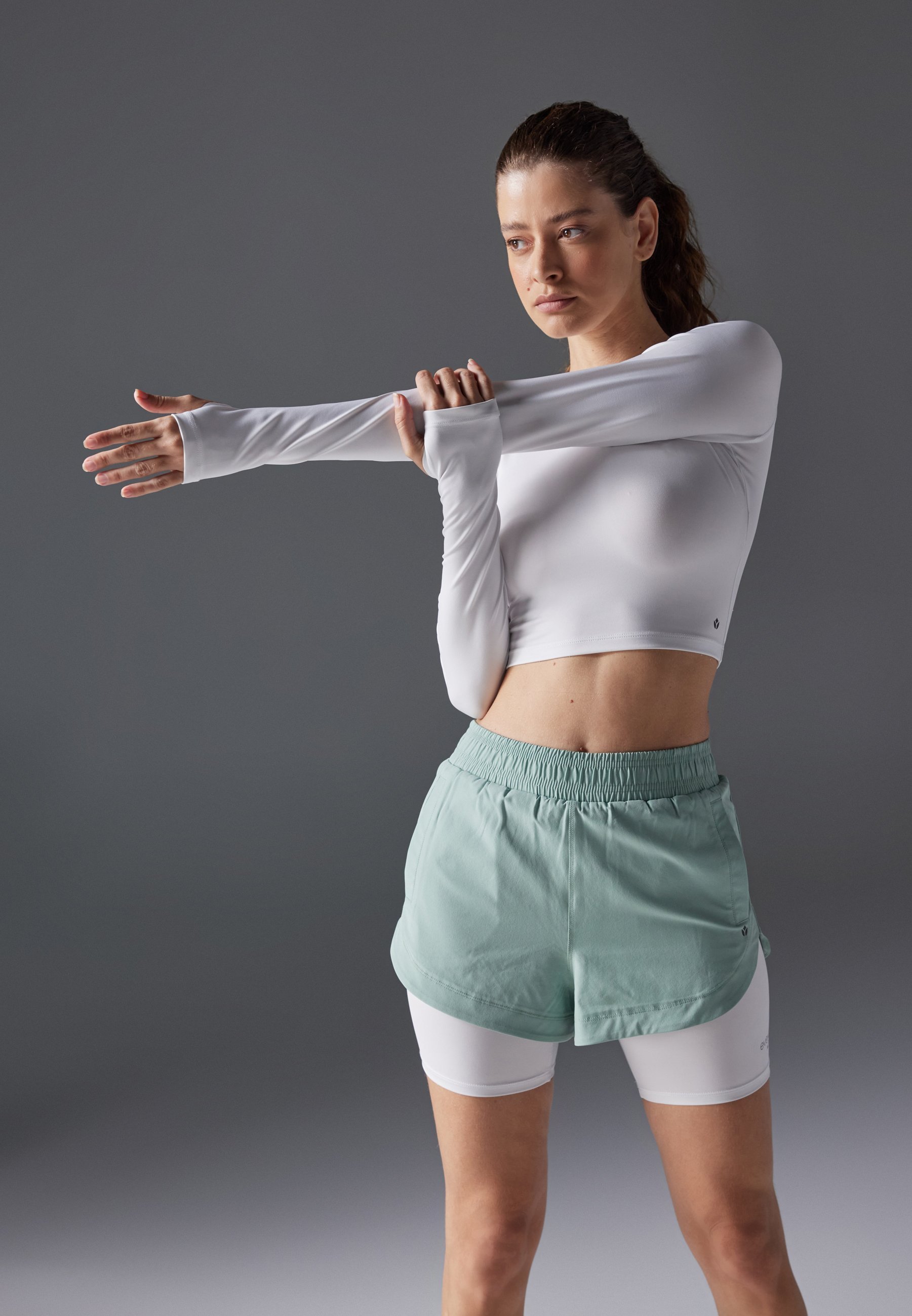 Even&Odd active ESSENTIAL CROPPED TOP MET LANGE MOUWEN EN DUIMGATEN - Top met lange mouwen - gebroken wit