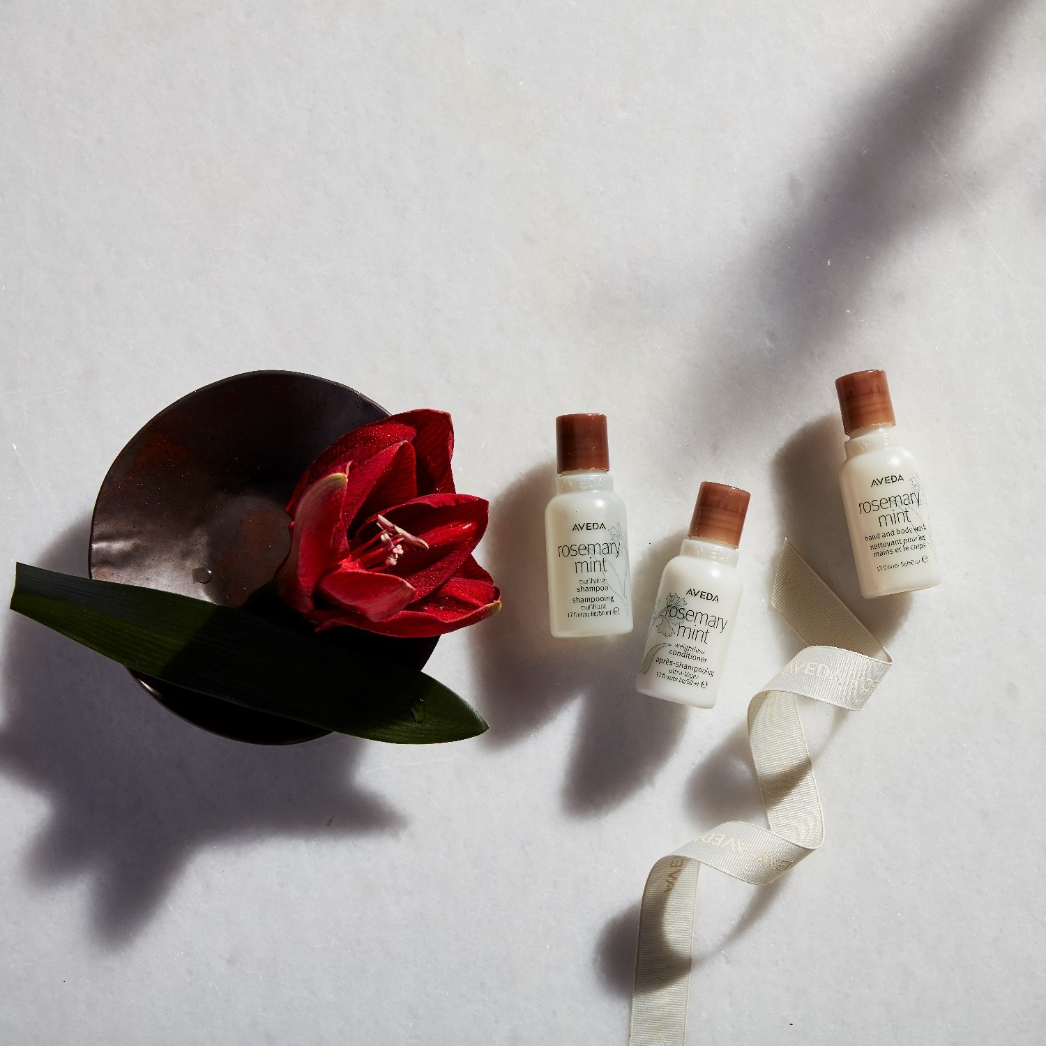 „Aveda“ plaukų ir kūno prausimosi gelis su rozmarinų ir mėtų aliejumi, 250 ml