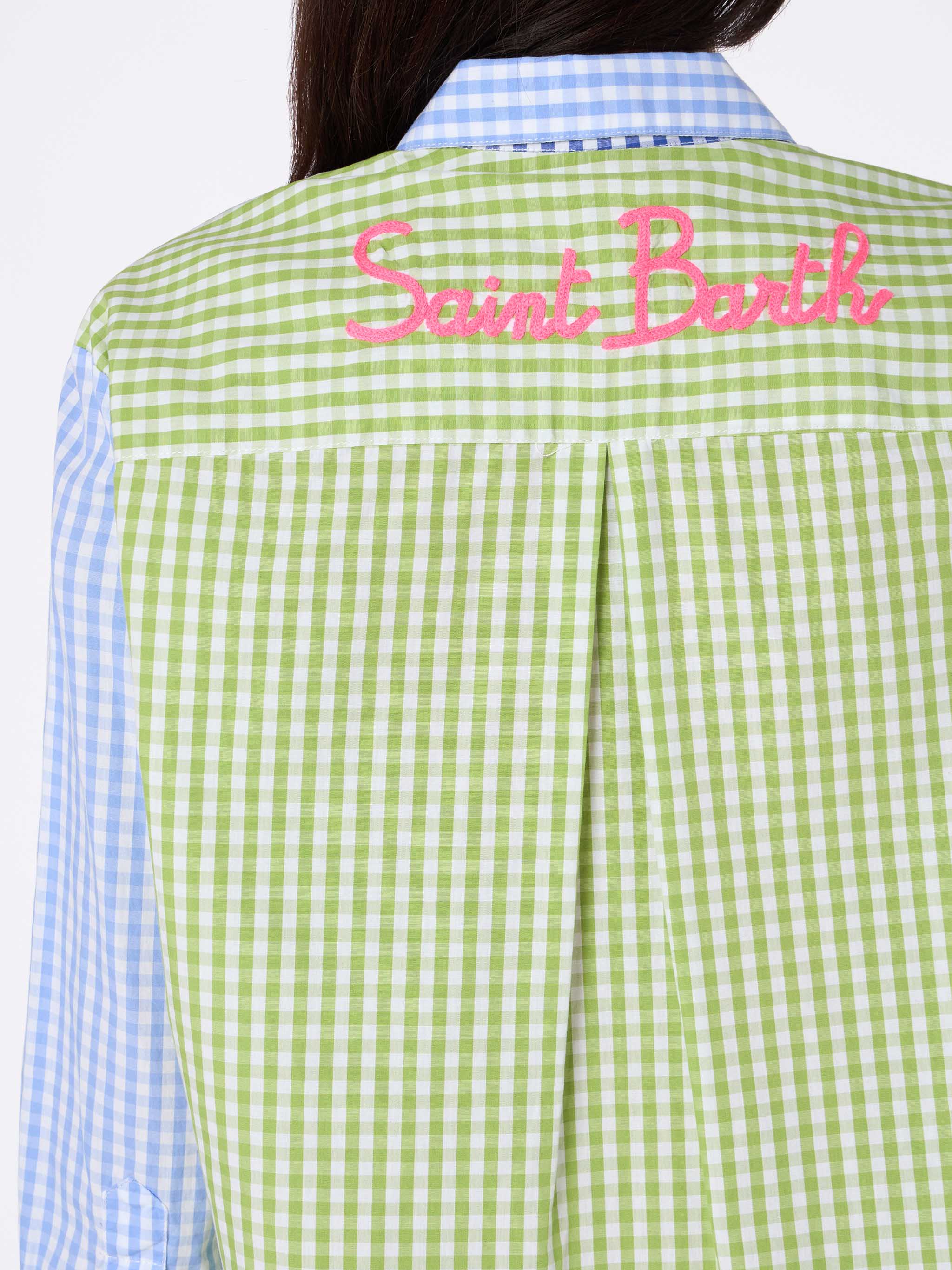 Brigitte damesblouse van katoen met veelkleurige ruitjesprint en borduurwerk.