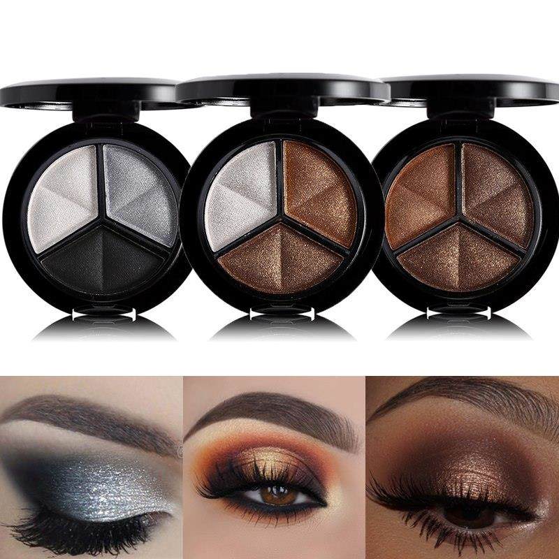 Oogschaduwpalet met 3 kleuren glinsterende glitters: koperkleurige bronzer, zilvergrijs, metallic smokey eye, cut crease eyeshadow, nude cosmetica.