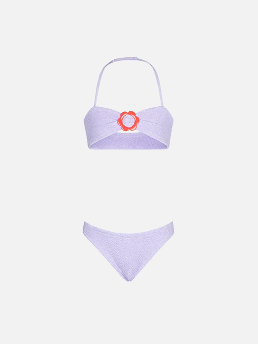 Lila babybikini met kreukelstof en bloemenring.