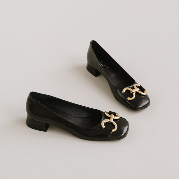 Ballerines à talons plats et mords  en cuir glacé noir/or