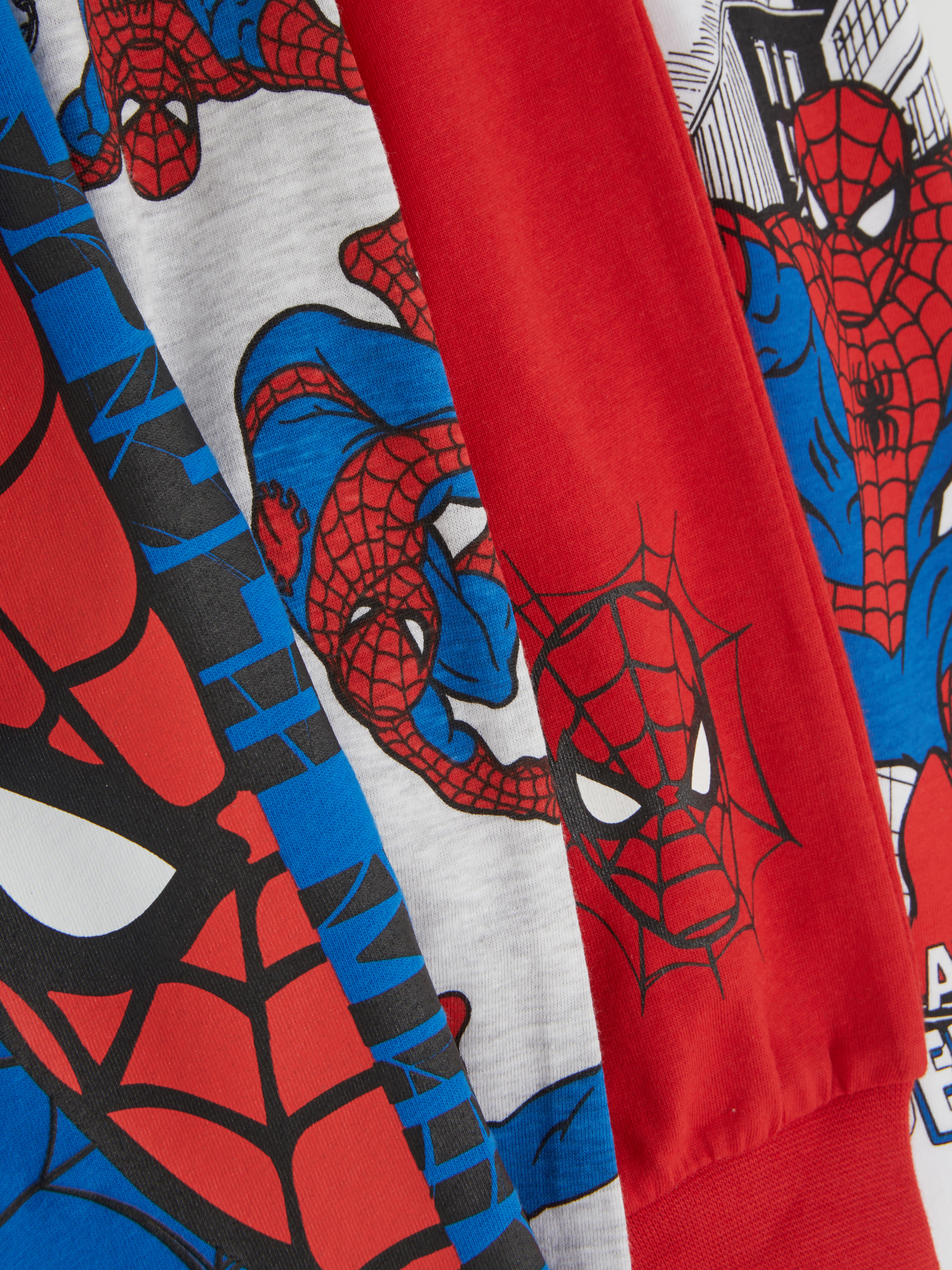 Pijamale Marvel cu imprimeu Spider-Man, set de 2 Dormitul ca un supererou începe cu acest set de două pijamale Marvel