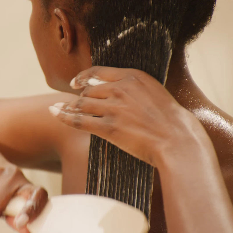 Gel modelador Aveda Be Curly Advanced™ Coil Definer para cabelos cacheados.