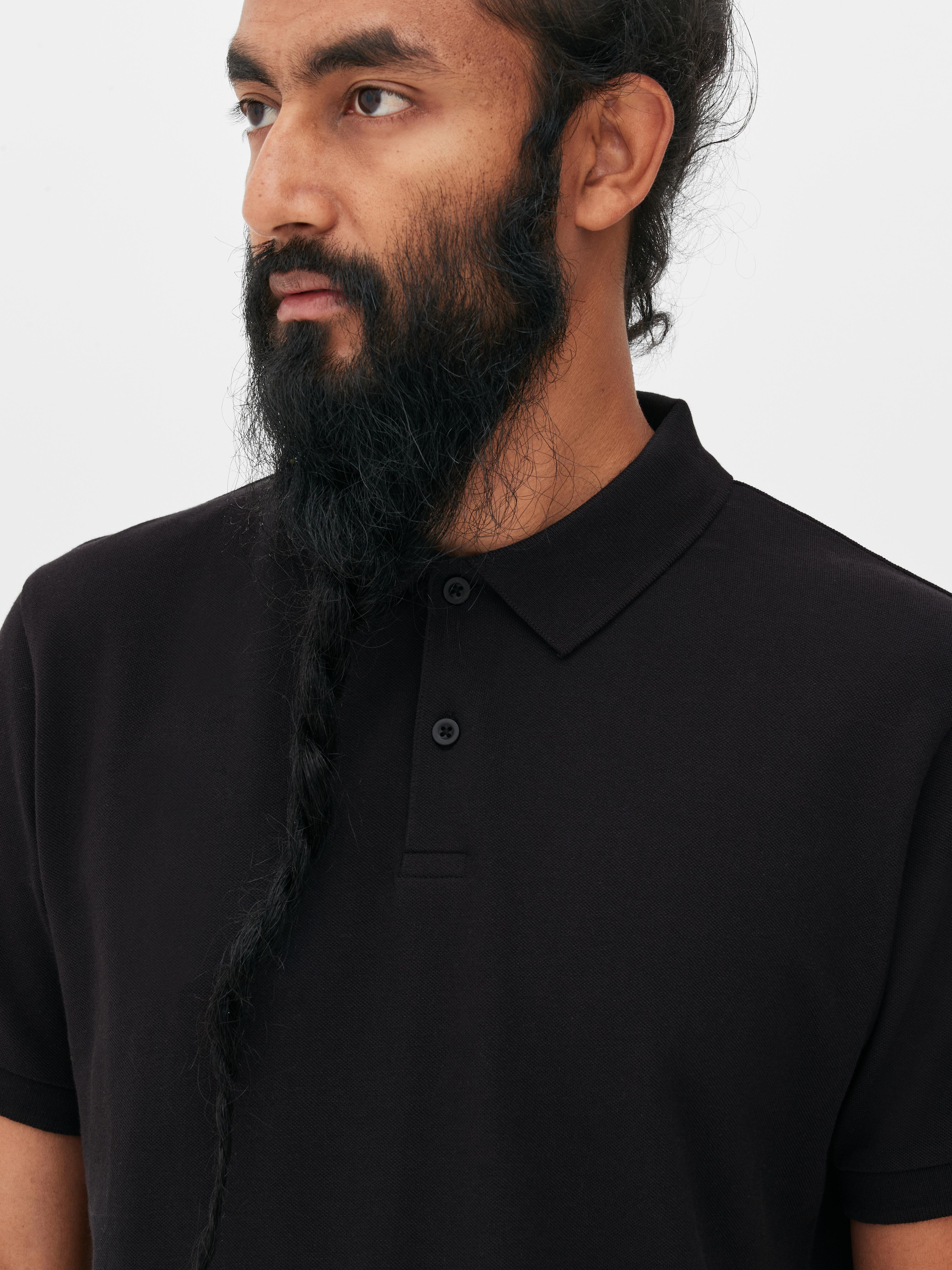 Tricou polo cu mânecă scurtă. Tricoul polo este o bază excelentă pentru orice ținută.