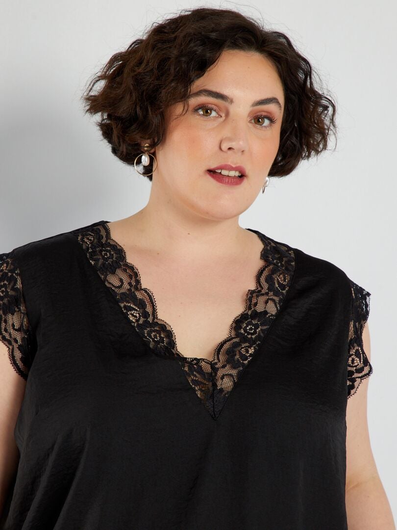 Blusa con escote en V y encaje - Negra