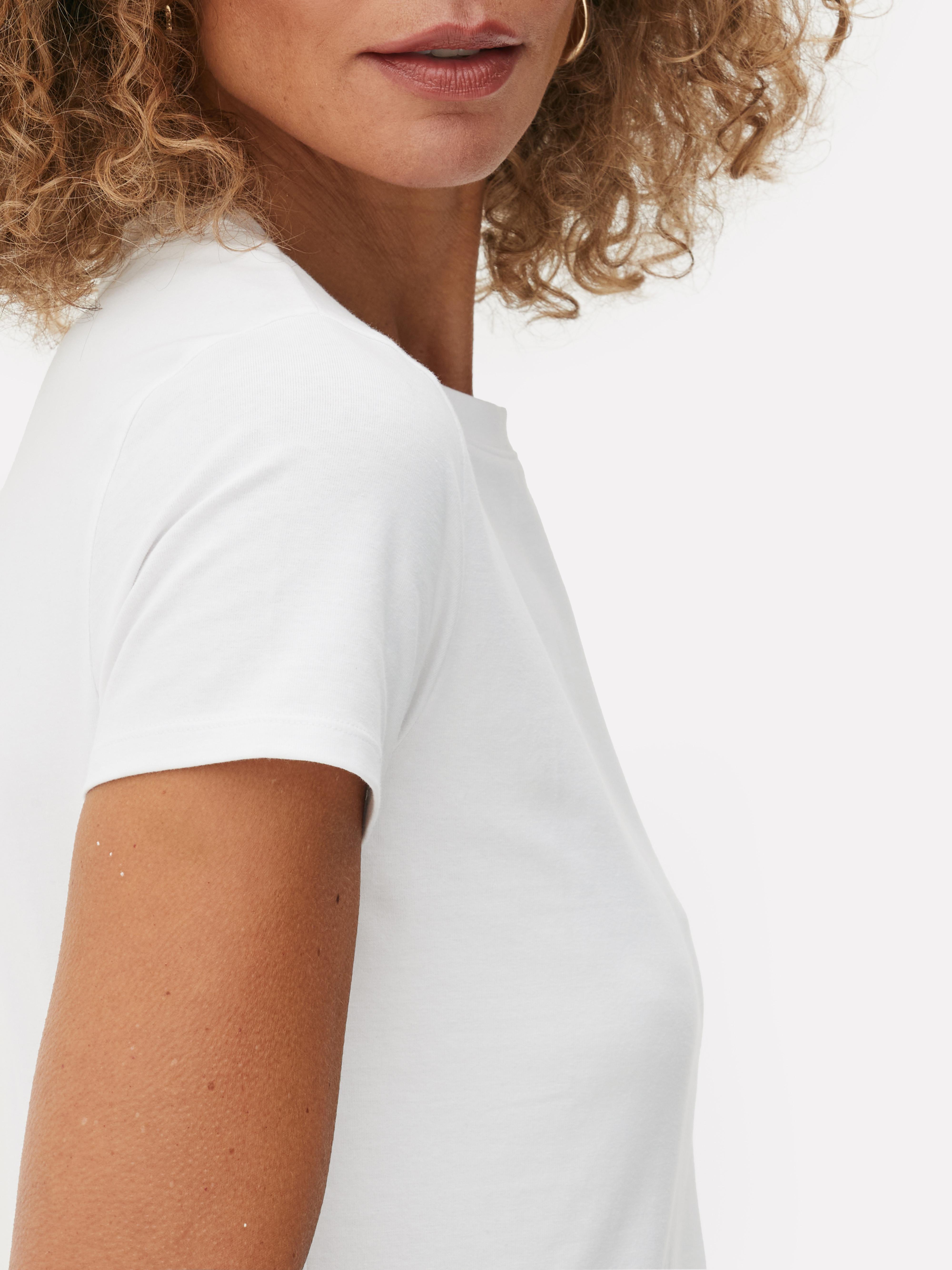 Tricou elastic cu guler rotund Tricoul nostru elastic atemporal este un articol de bază pentru garderoba ta pe tot parcursul anului