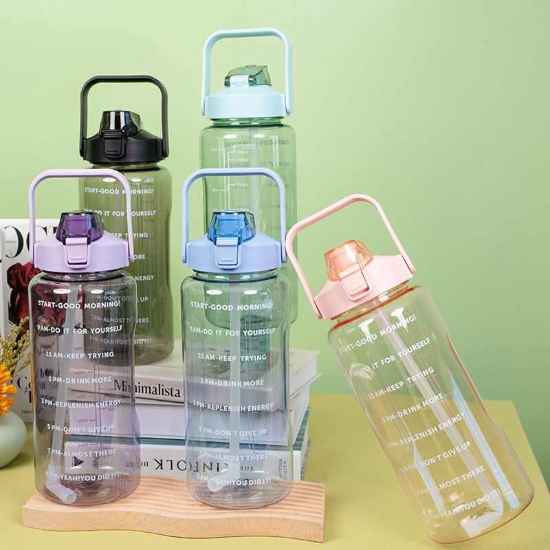 Gourde de 2 litres avec indicateur de temps, en plastique, pour filles et garçons, idéale pour le sport et le fitness en extérieur. Tasse à eau avec paille et finition givrée.