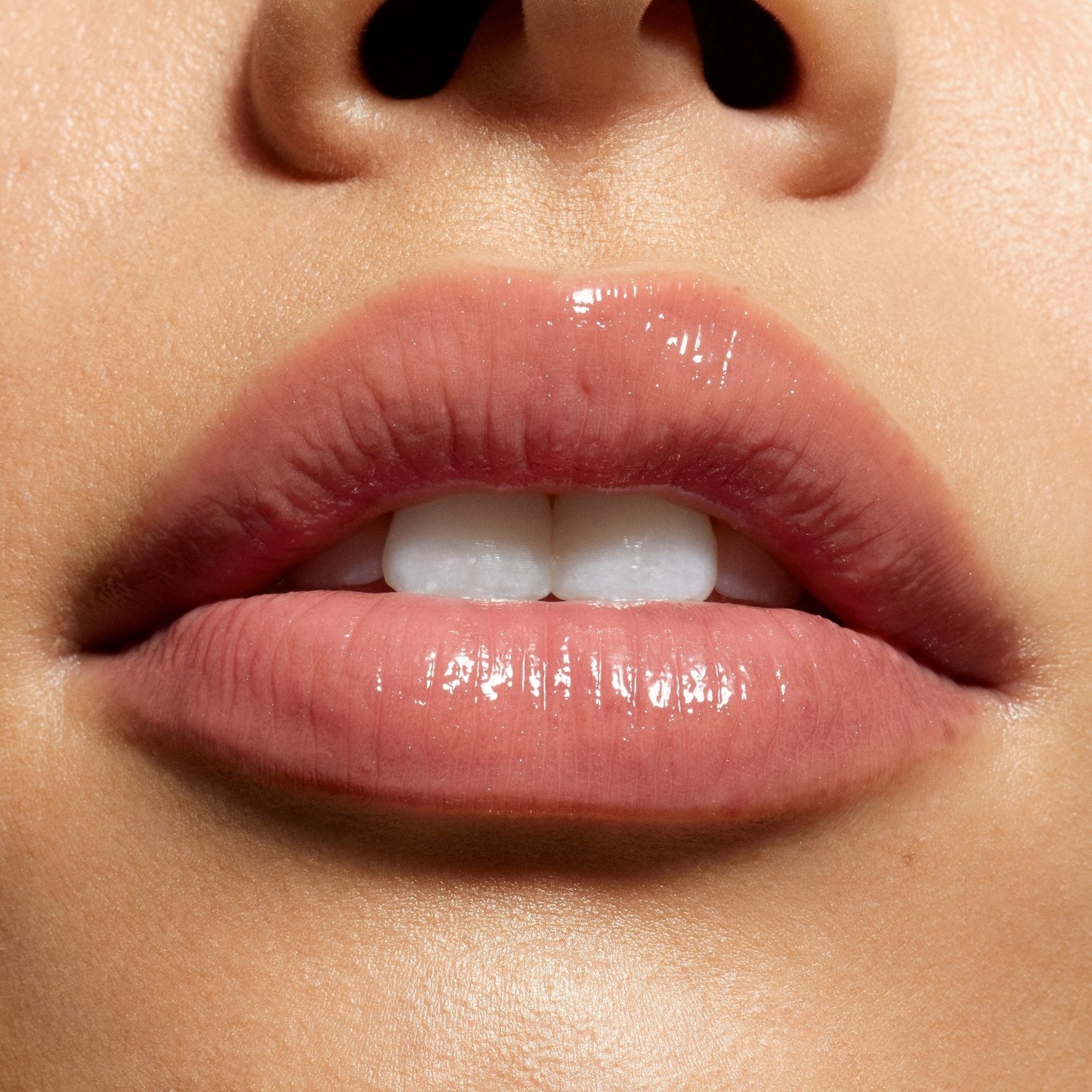 Kylie Cosmetics sjajilo za usne „Supple Kiss Lip Glaze“ – Nude Kiss, 3 ml