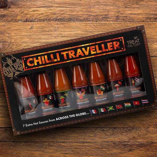 7 bottiglie di salsa piccante confezionate in scatola con finestra