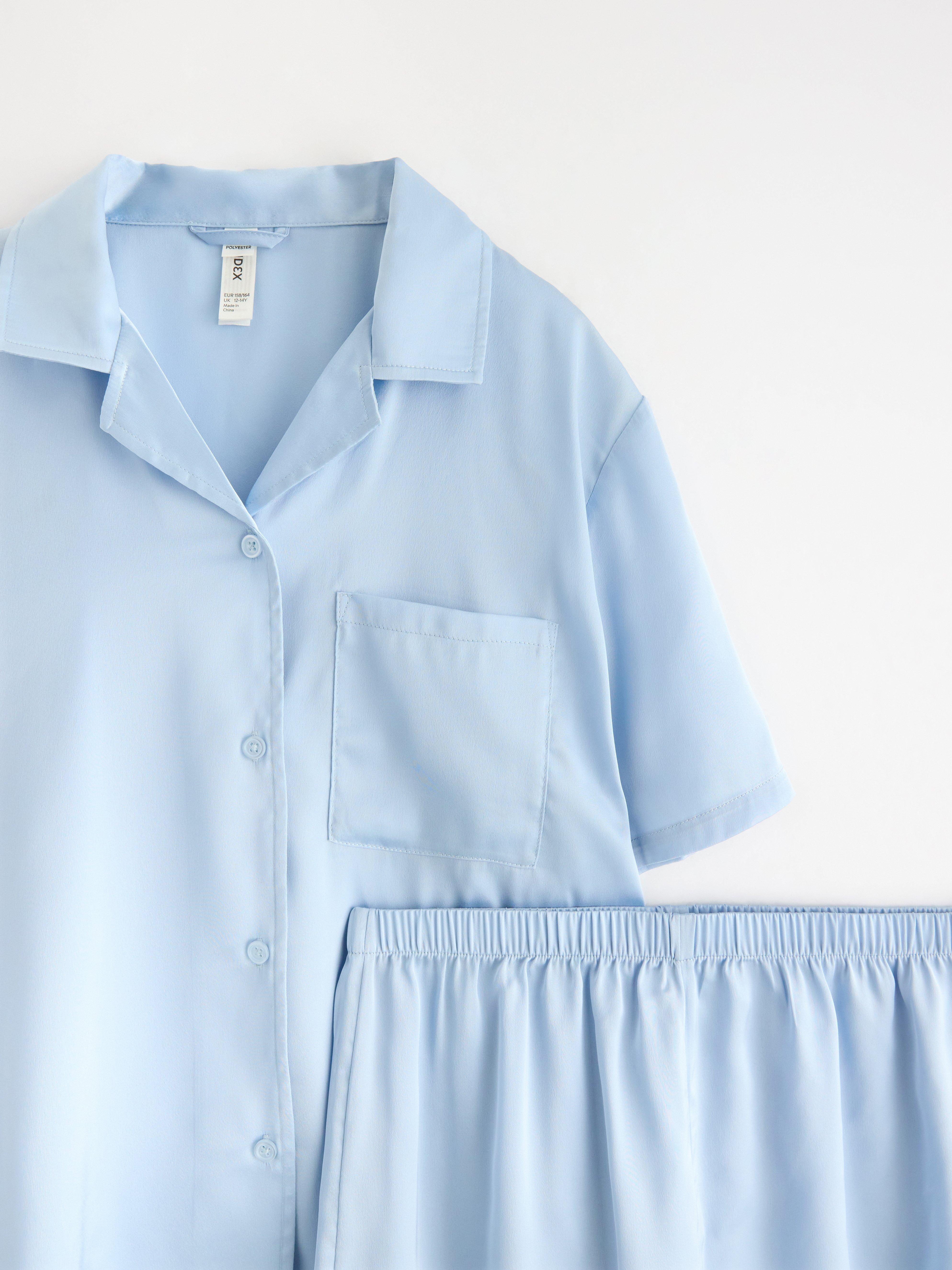 Conjunto de pijama em cetim azul claro