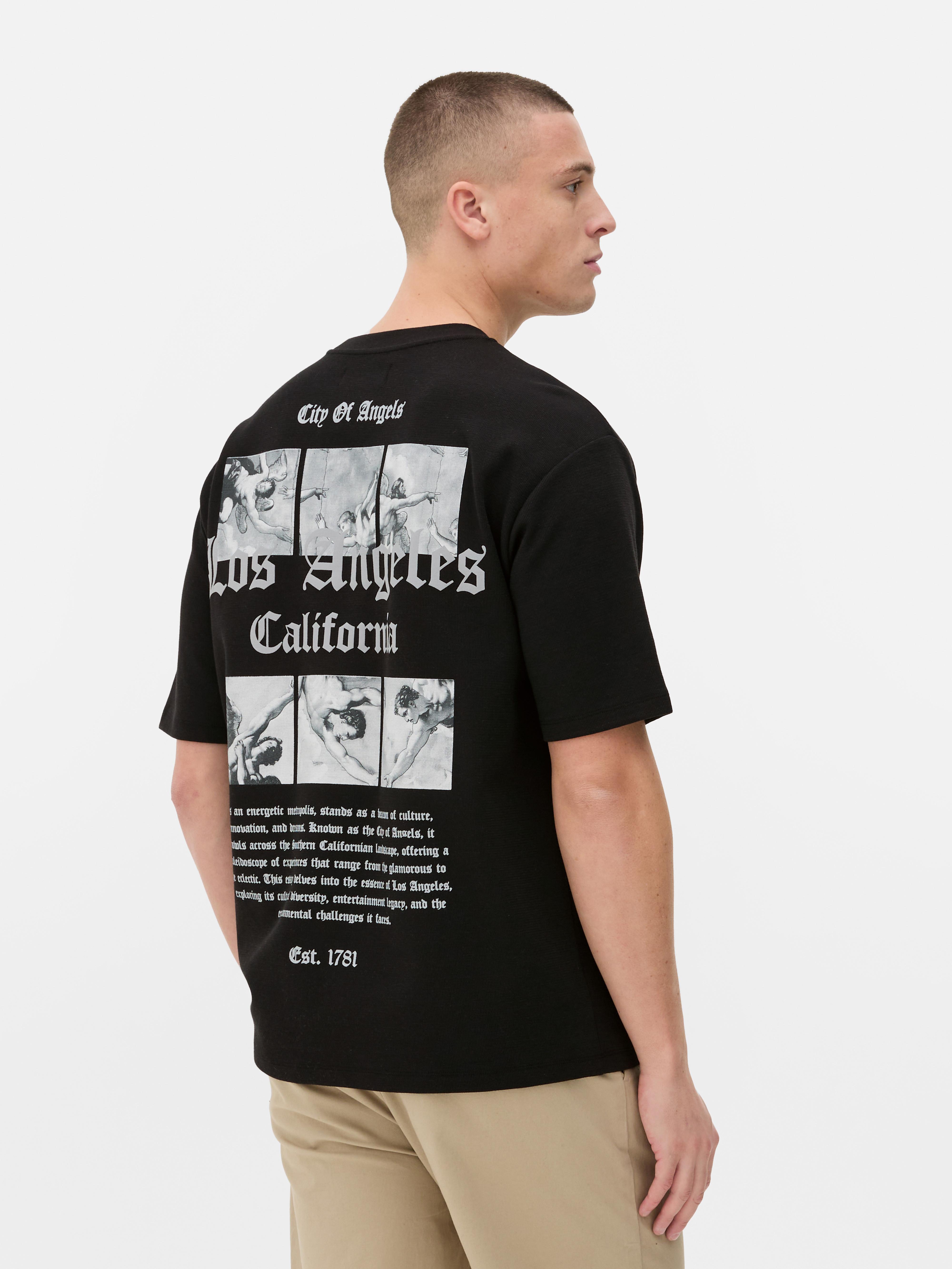 LA-Print-T-Shirt Ein normal geschnittenes T-Shirt mit Rundhalsausschnitt und kurzen Ärmeln