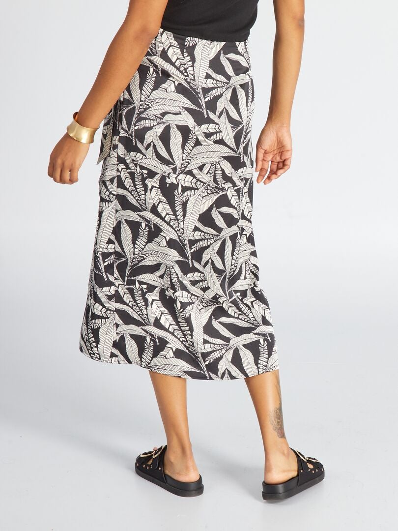 Saia midi com corte envelope - PRETA