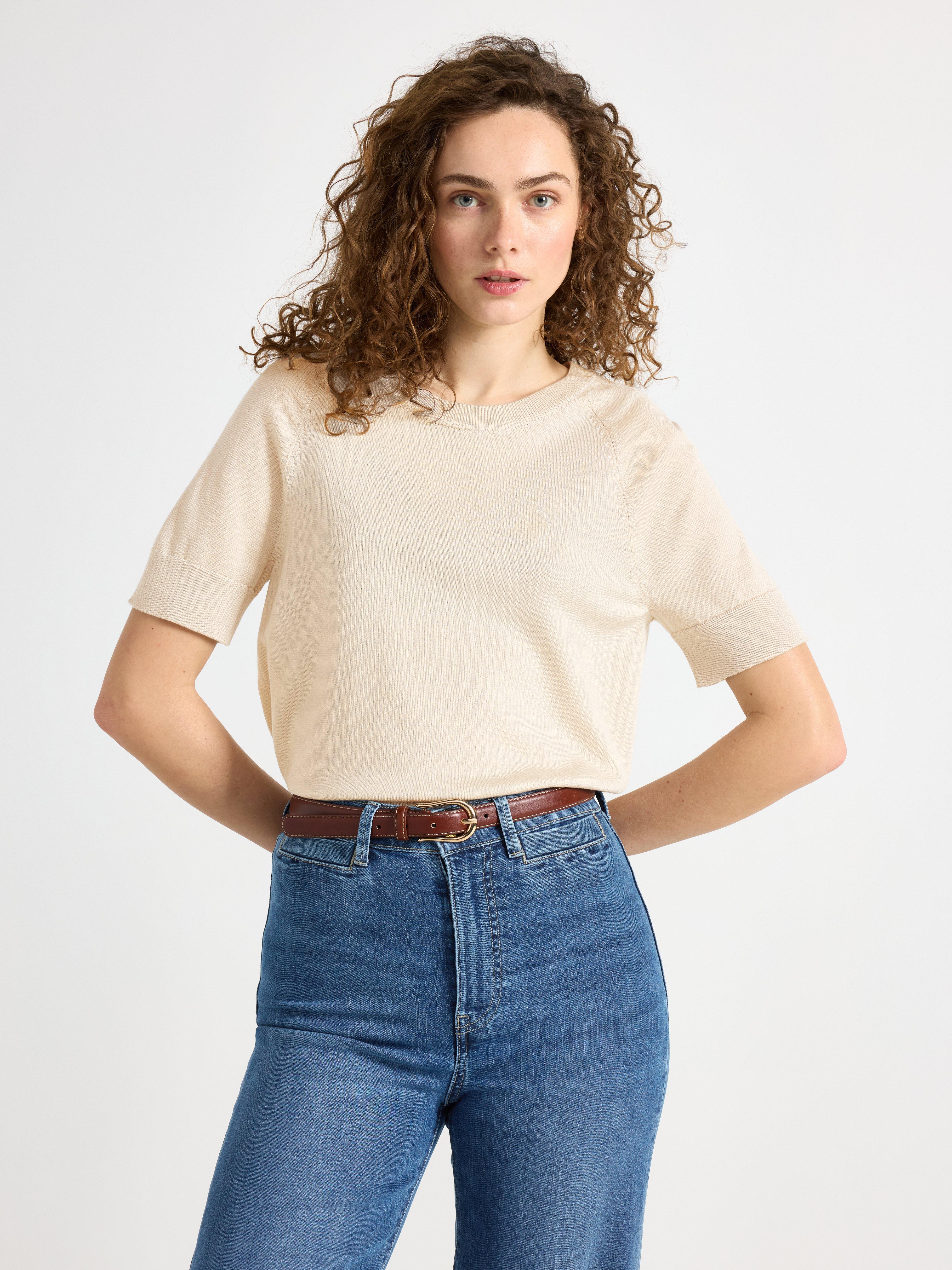 Jersey de punto fino color beige claro.