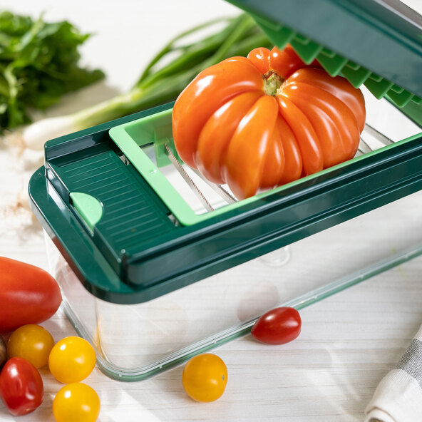 Exclusive vegetable cutter, green, 16-piece set.