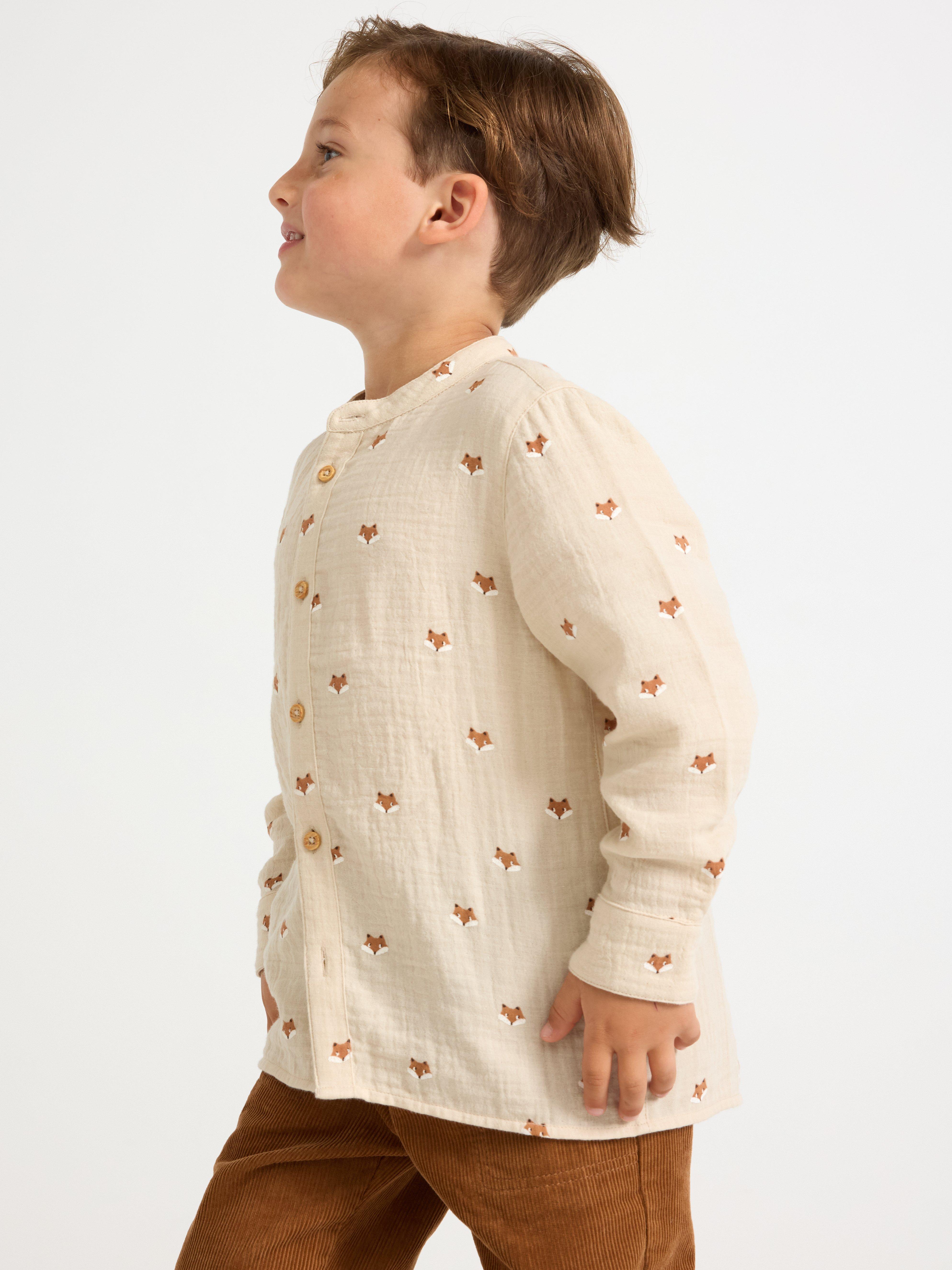 Camisa de algodón color beige claro.