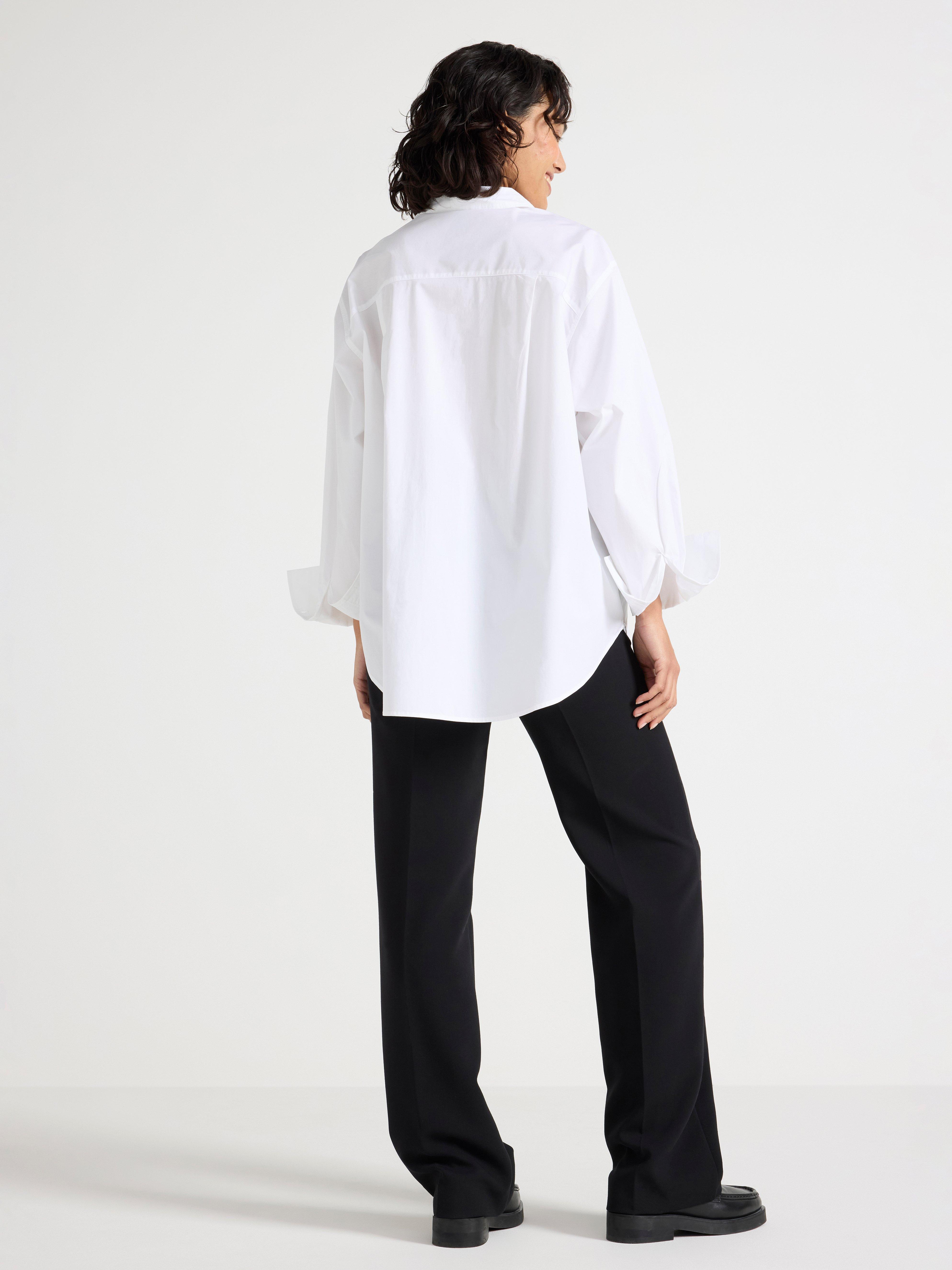 Pantalones NOOR de pierna extralarga en color negro.