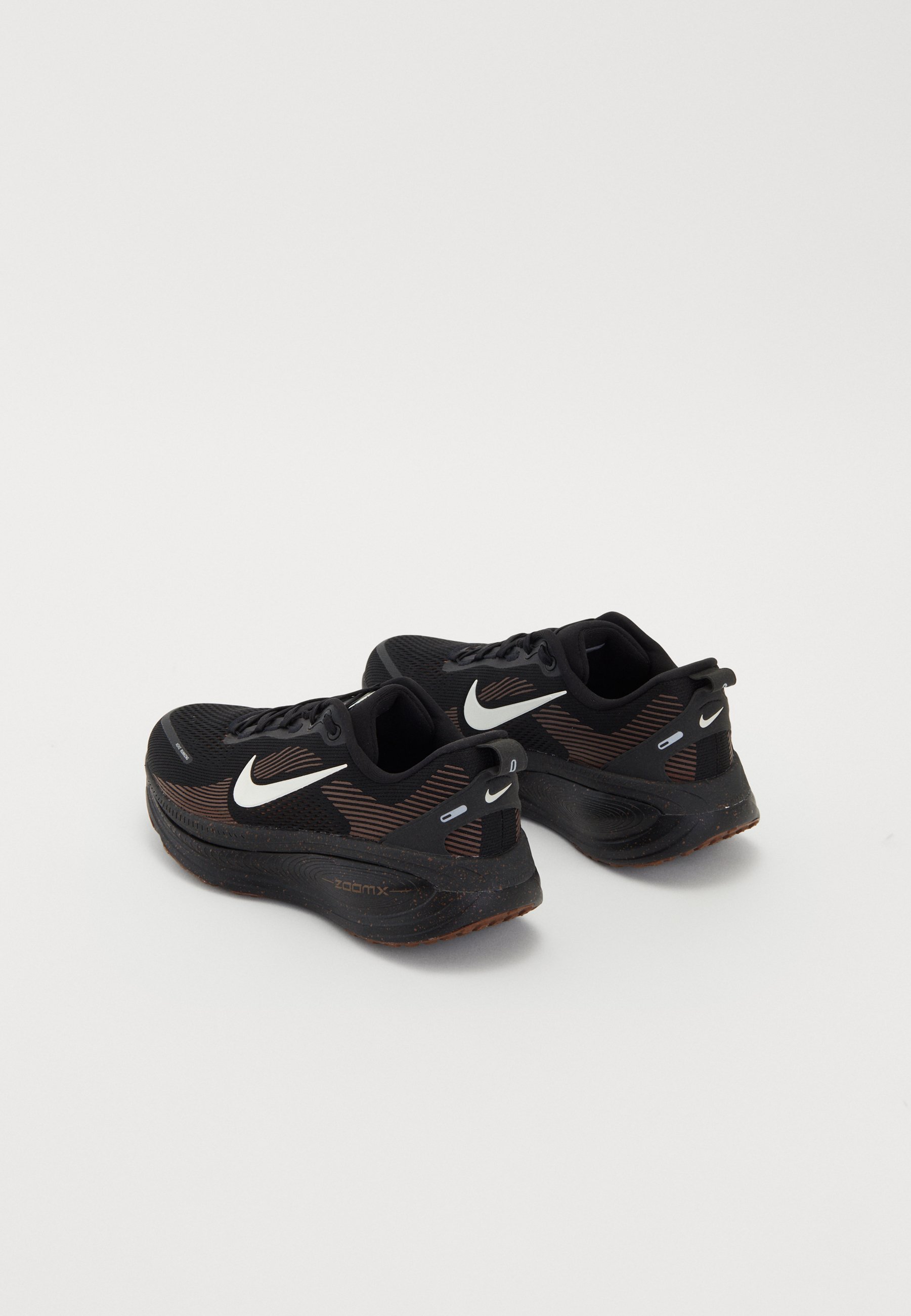 Nike Performance VOMERO 18 - Hardloopschoenen voor op de weg - zwart/ijzersteen/bruin/woestijnoker