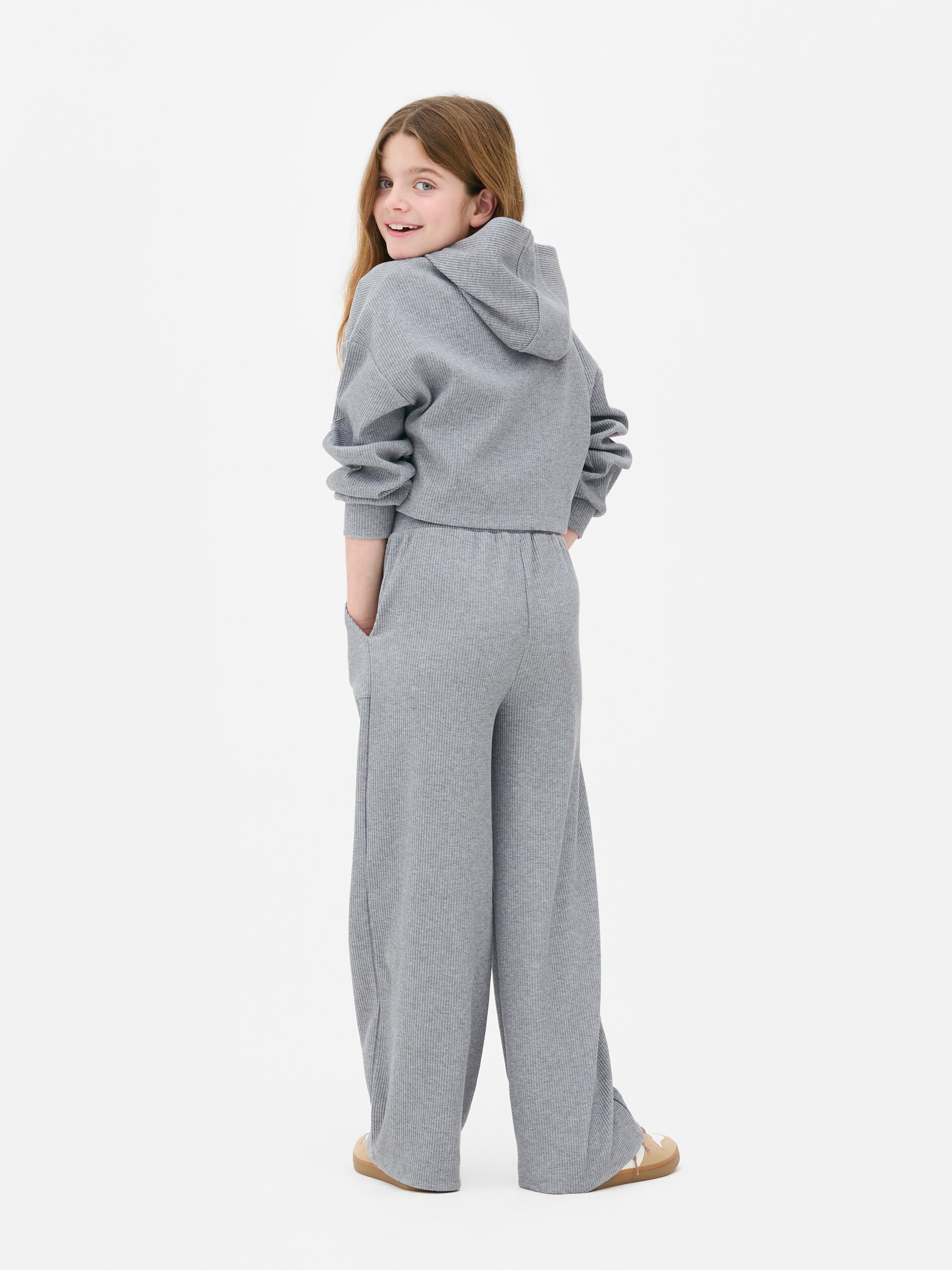 Passender gerippter Hoodie mit Reißverschluss. Ein gerippter Langarm-Hoodie mit Bündchen, Brusttaschen und Frontreißverschluss.