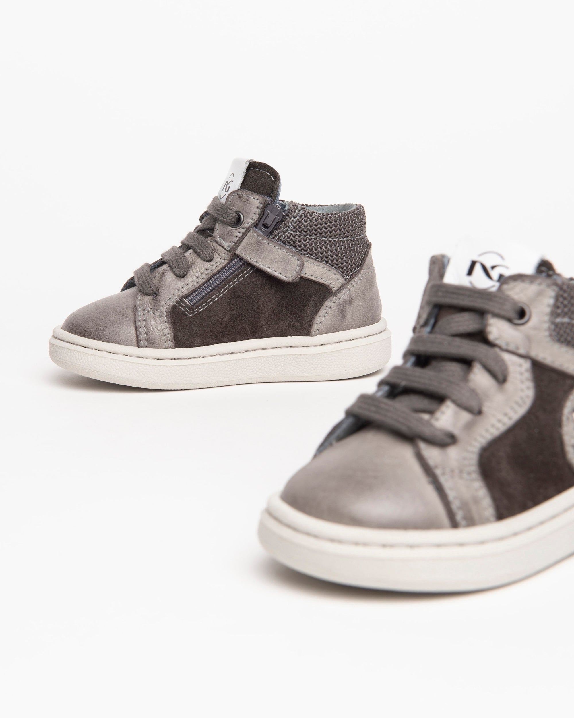  Baby-Sneaker aus Leder und Wildleder