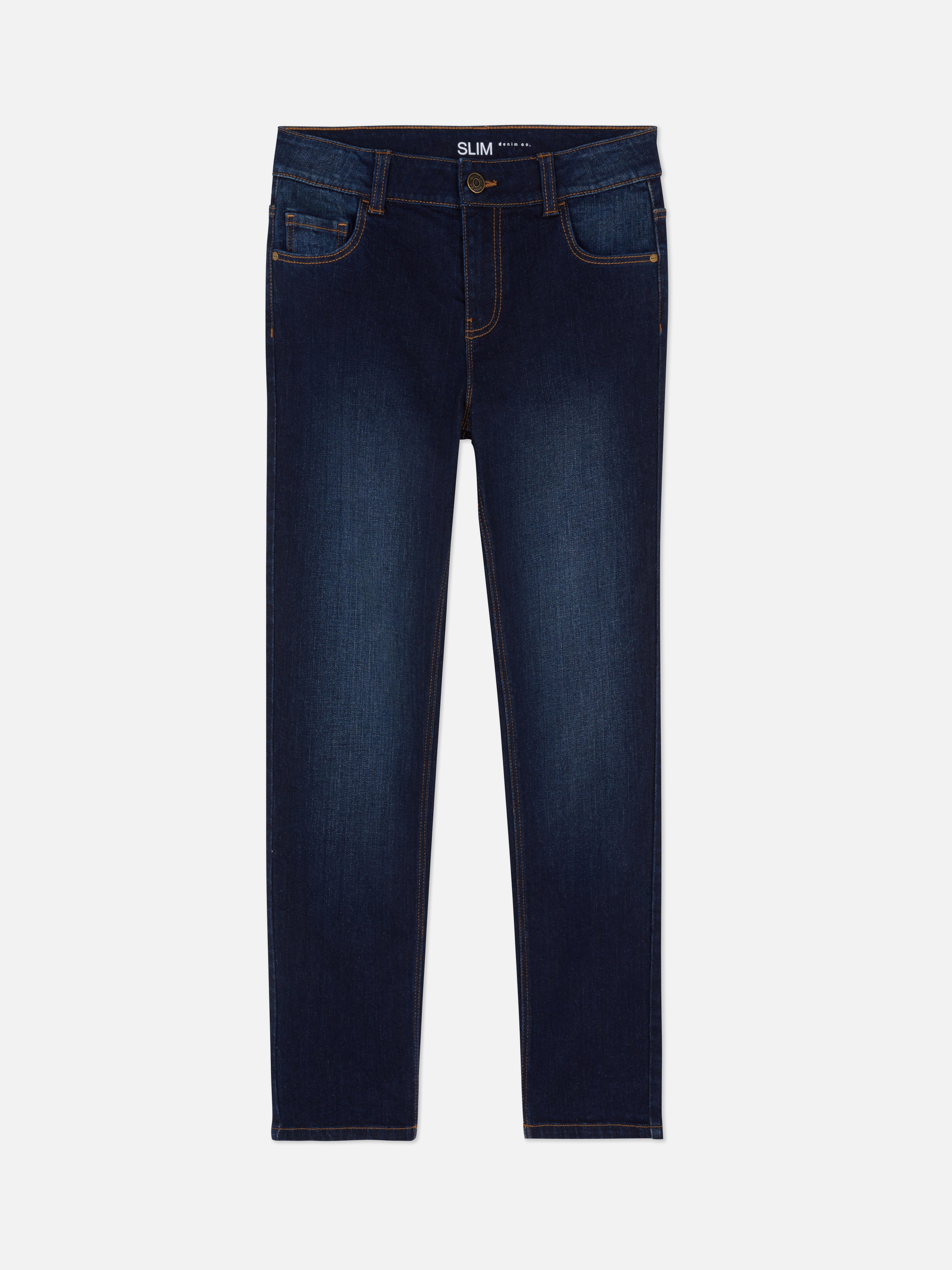 Schmal geschnittene Jeans für Jungen. Diese schmal geschnittenen Jeans mit Gürtelschlaufen und Knöpfen verleihen ihrer Jeanskollektion das gewisse Extra.