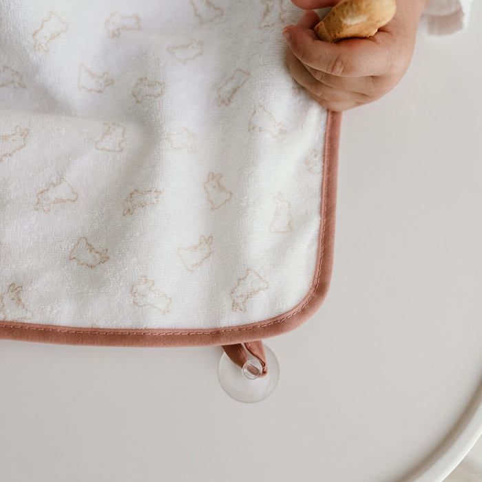 Babero Babycalin - Conejos de Groenlandia para bebés de 24 meses - Babero elástico con ventosas de 45x40 cm