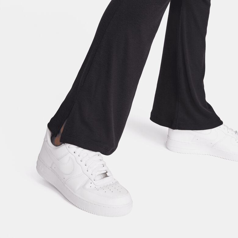 Calça legging flare de cintura média com textura canelada e modelagem mini da Sportswear Chill Knits.