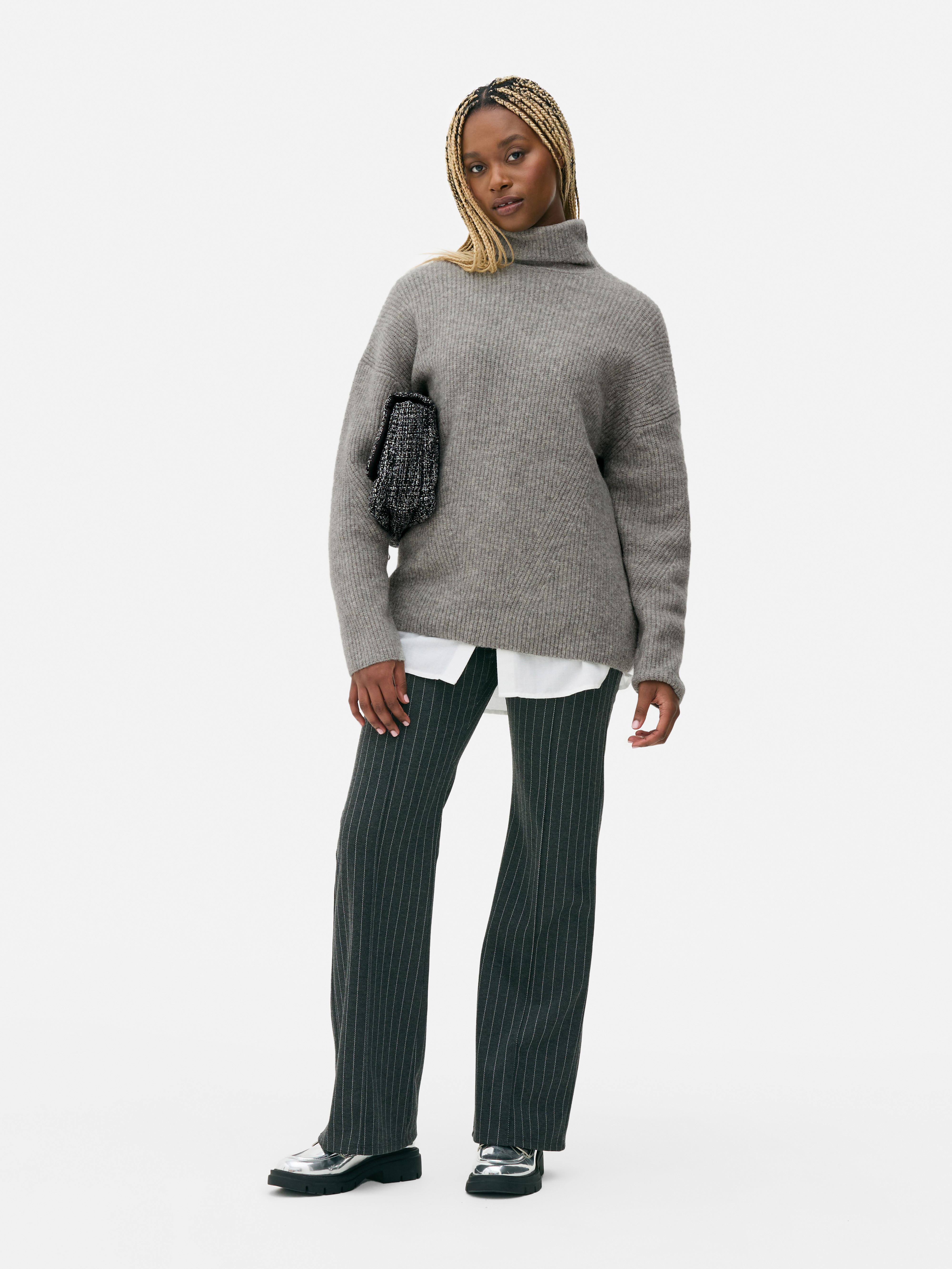 Αυτό το oversized ζιβάγκο με ριμπ ύφανση έχει χαμηλωμένα μανίκια