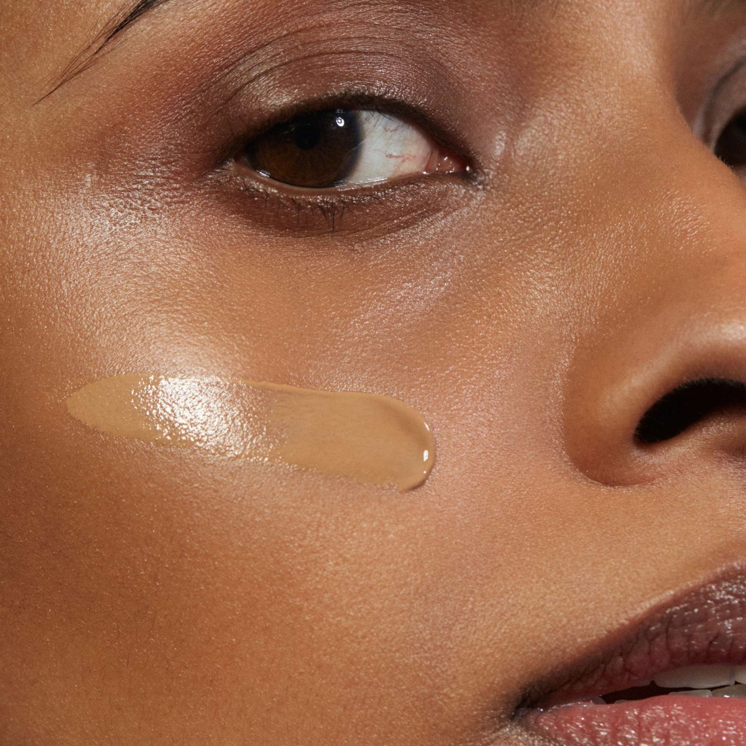 MÁDARA Foundation SKINONYM Semi-Matte Peptide Foundation, Nr. 15 AKMENS - 30 ml
