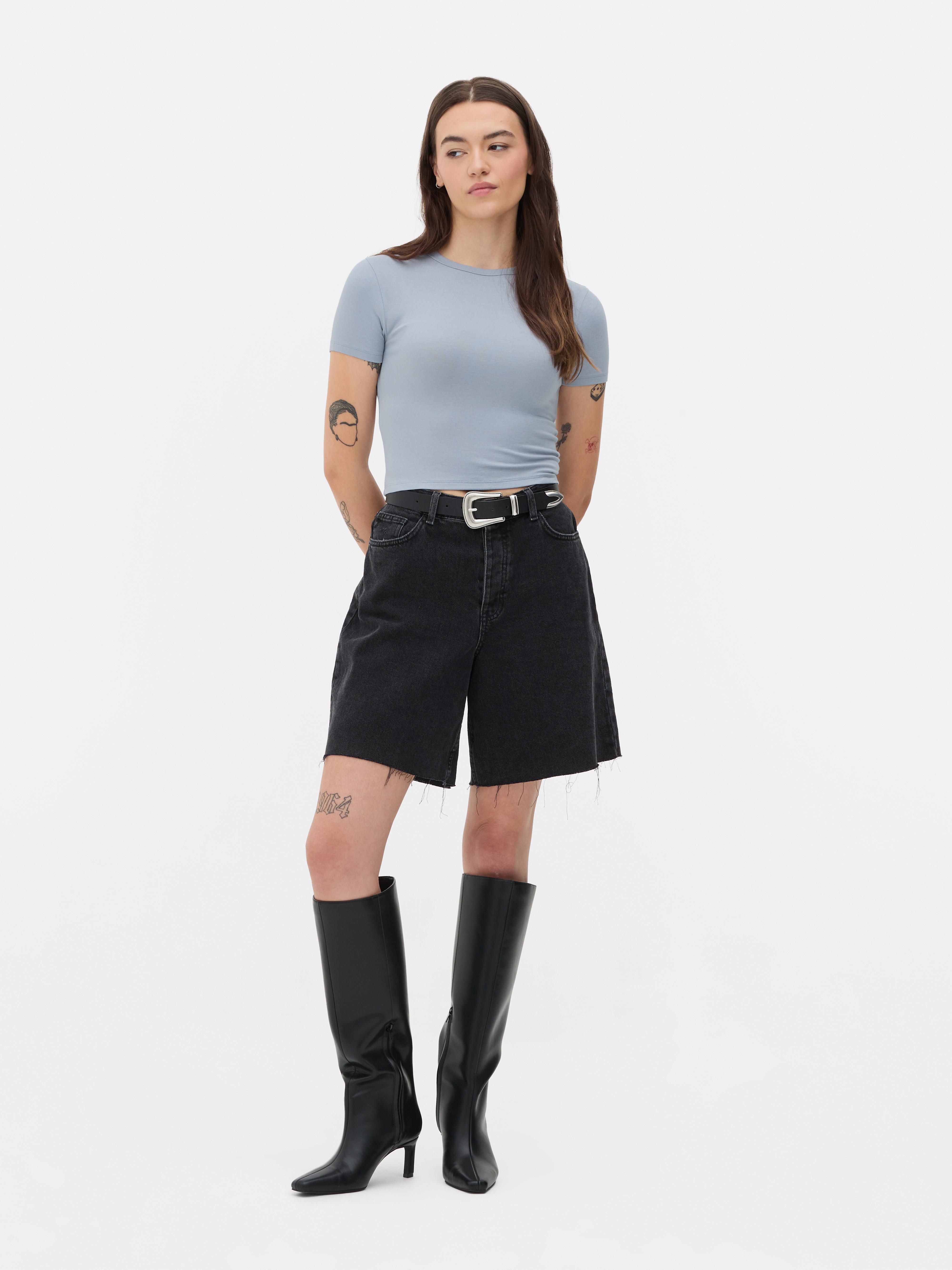 Tricou cu mânecă scurtă. Gândește-te doar la posibilitățile de stil ale acestui tricou scurt.