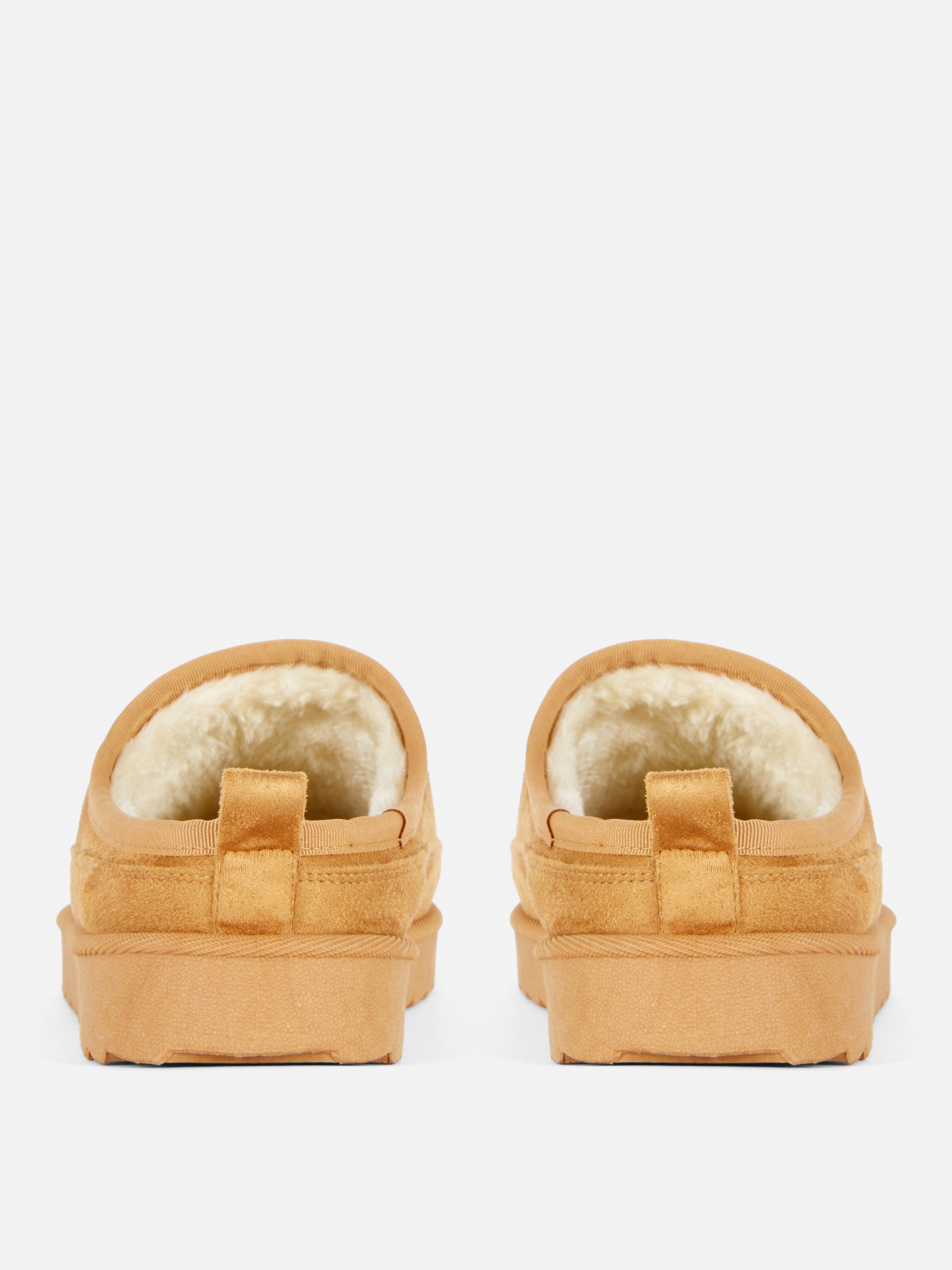 Ciabatte con fodera in pelliccia sintetica. Togliti le scarpe e rilassati con queste pantofole foderate in pelliccia sintetica.