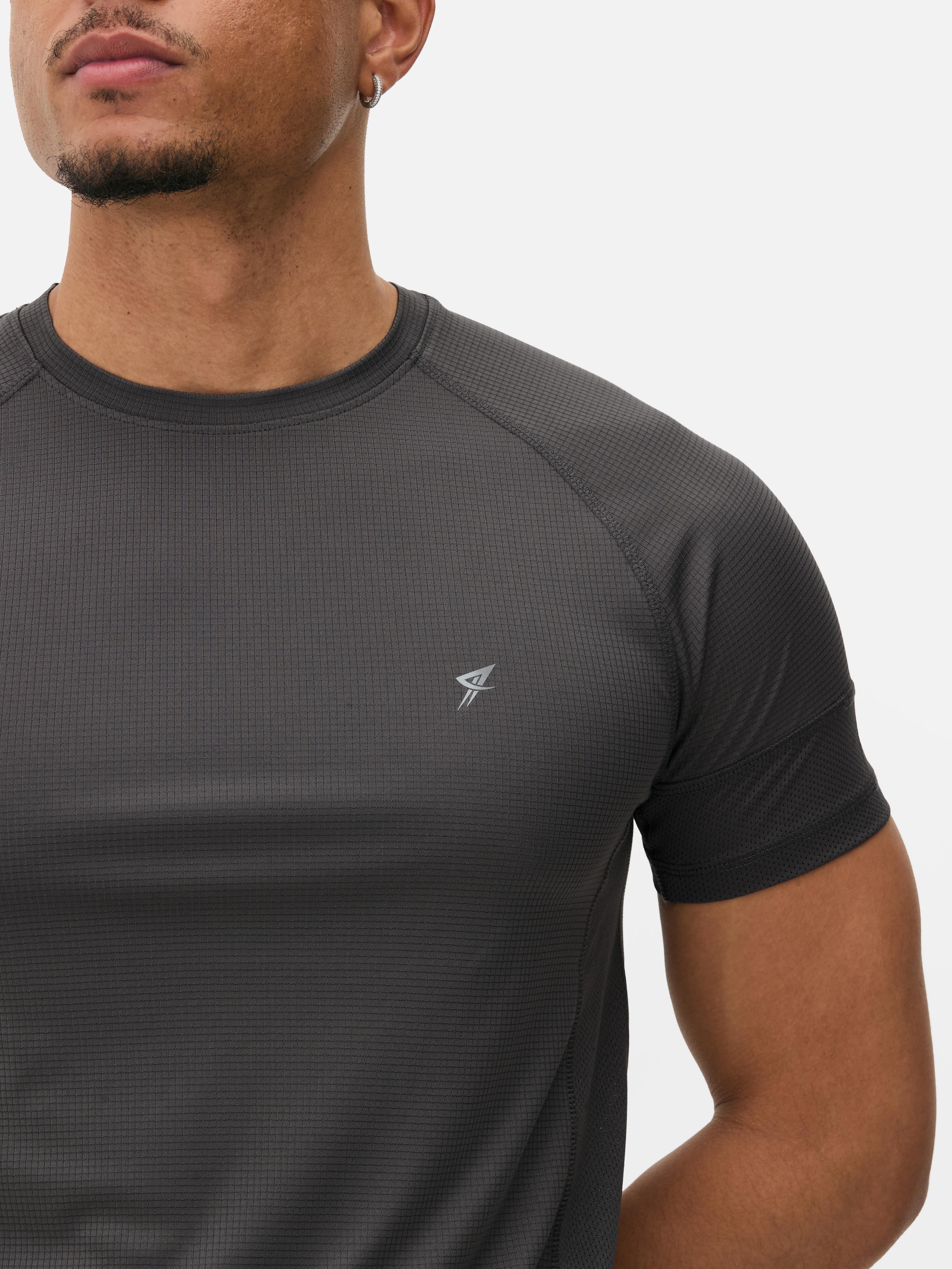 T-shirt de sport à manches courtes. Complétez votre collection de vêtements de sport avec ce t-shirt à col rond, manches courtes et logo réfléchissant.