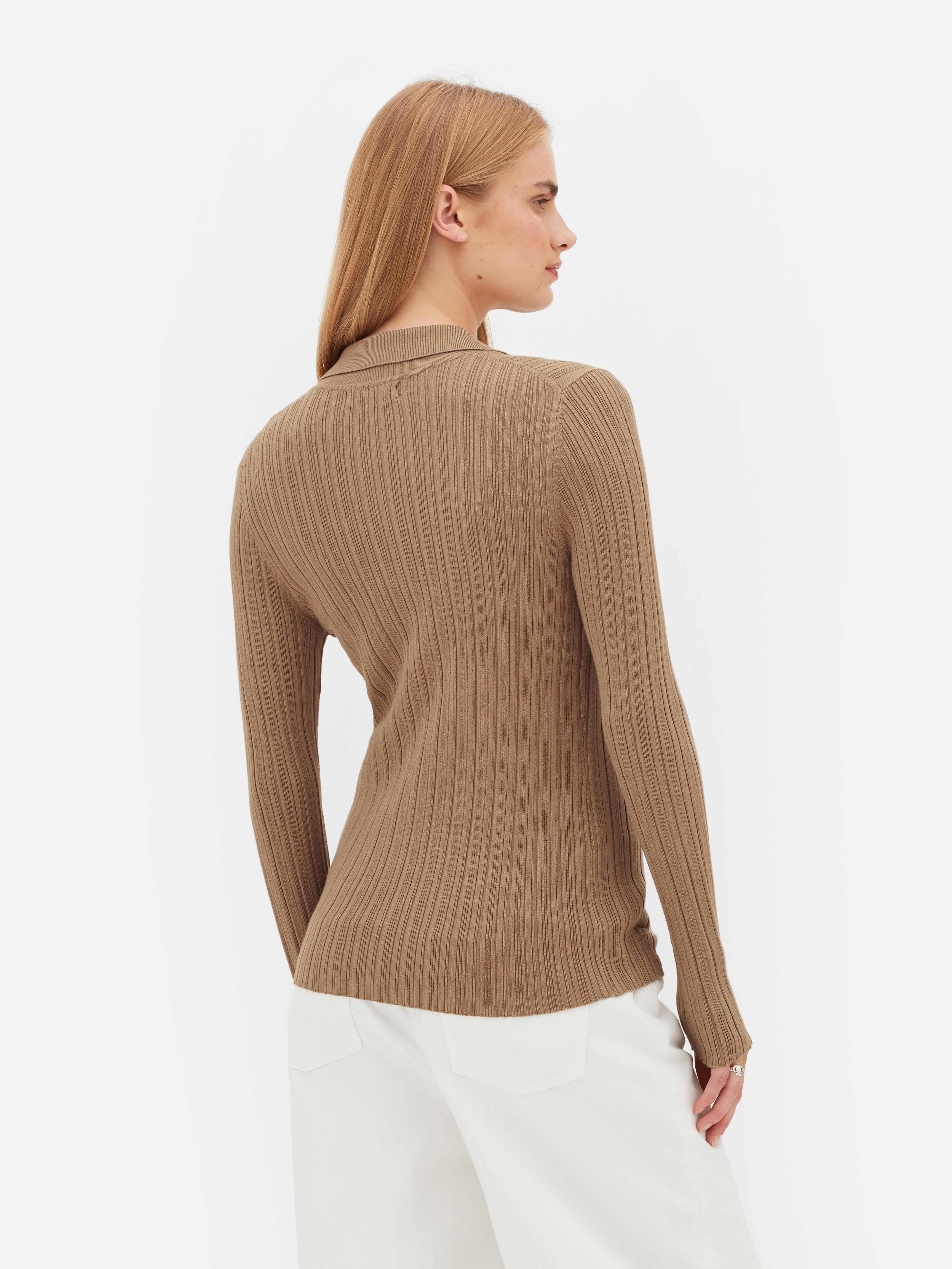 Cardigan med ribbet krage En ribbet cardigan med knappelukking og klassisk krage