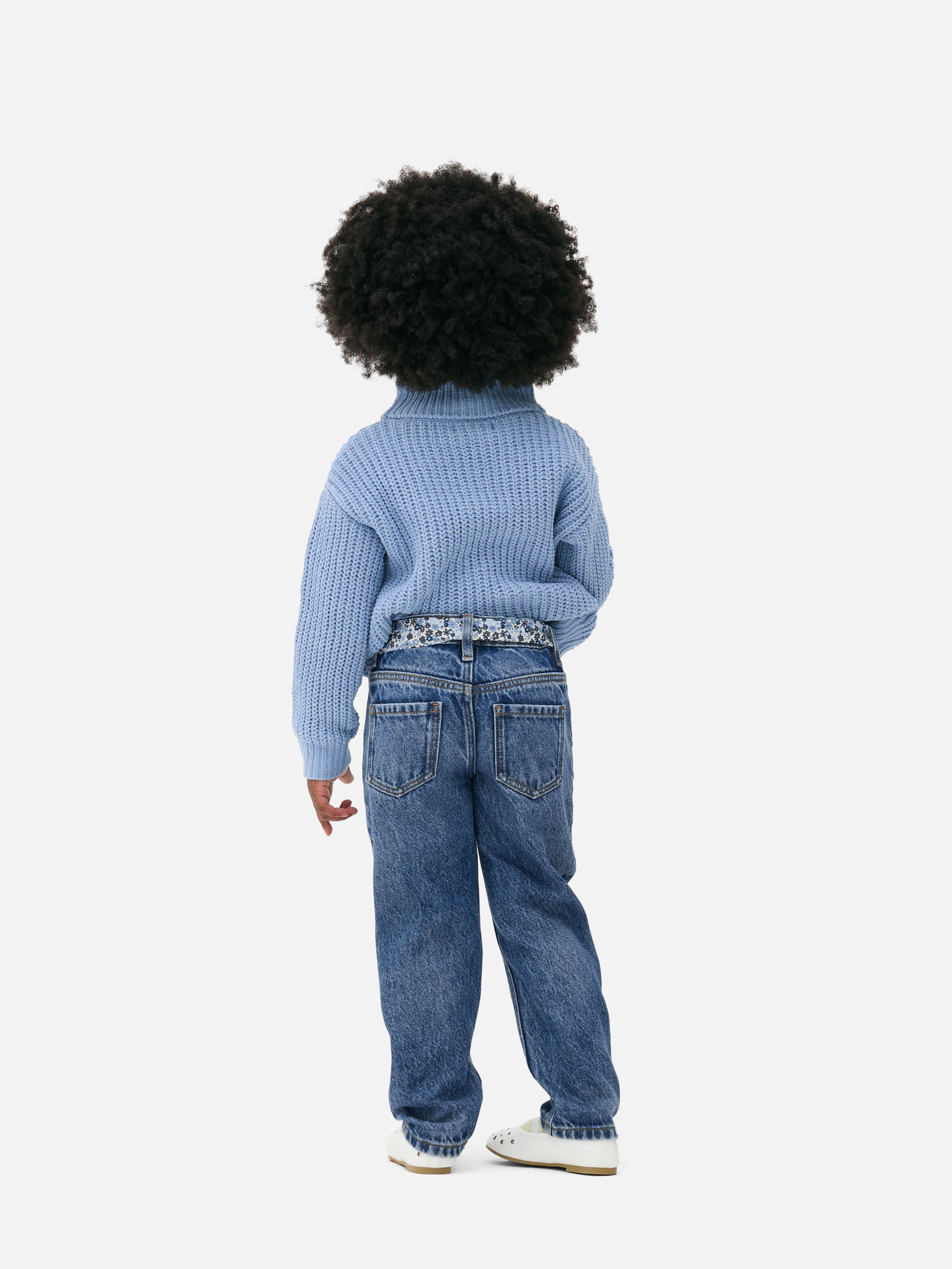 Jeans met gebloemde strikceintuur Een relaxte jeans met riemlussen, zakken en een gebloemde strikceintuur