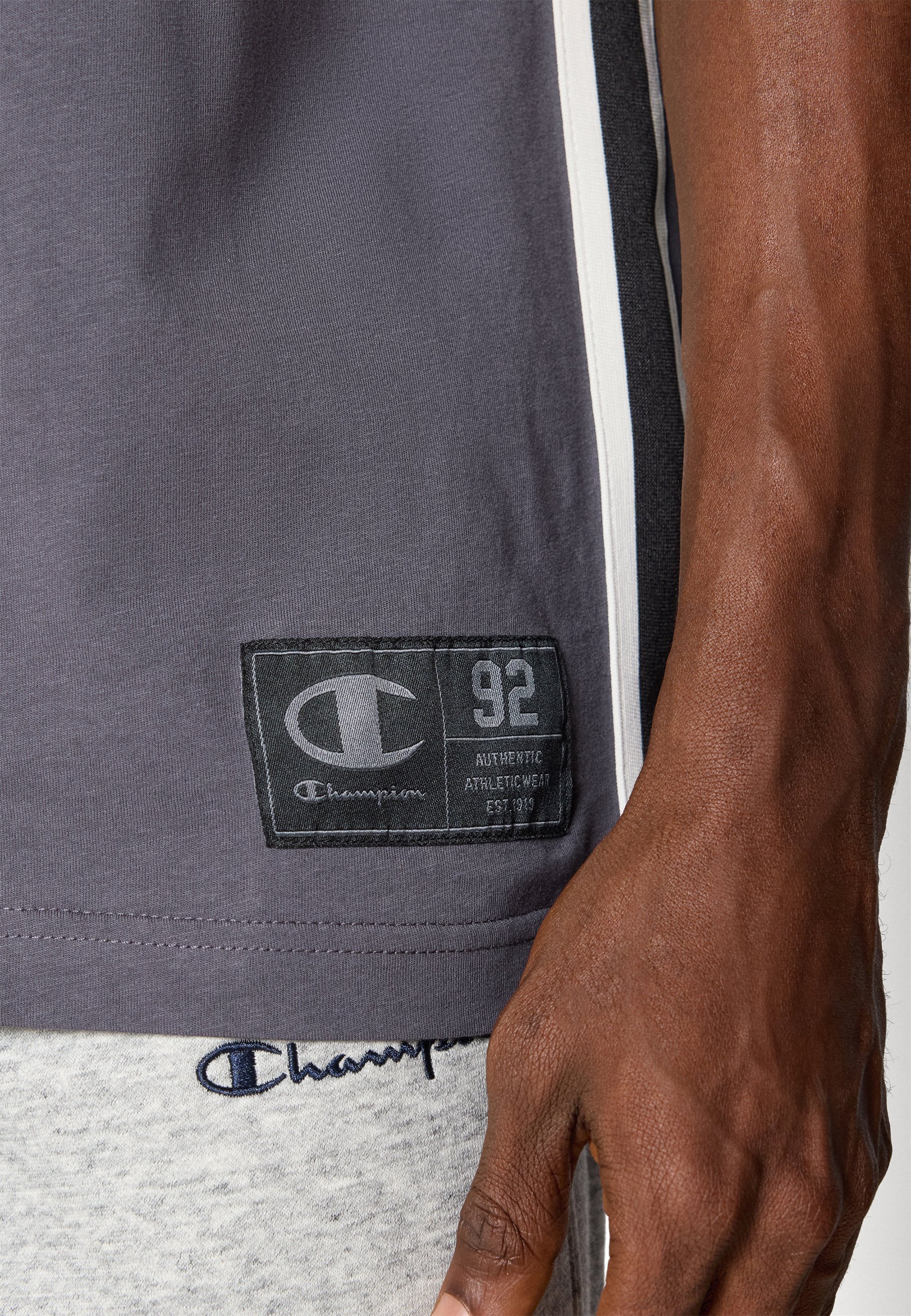 Champion ärmelloser Hoodie – bedrucktes T-Shirt – dunkelgrau