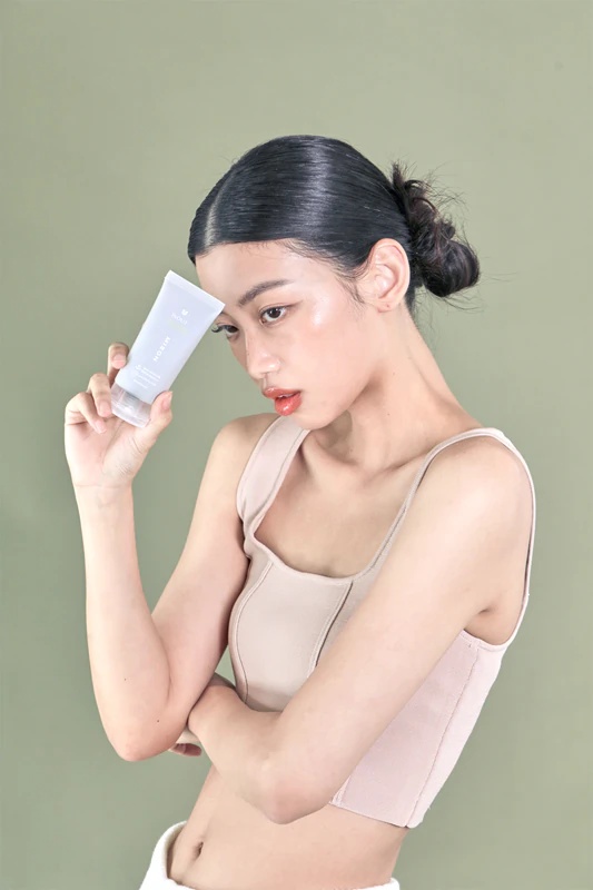 Mizon Inout Watery Sheer Sunscreen ir viegls, aizsargājošs un mitrinošs sejas krēms.