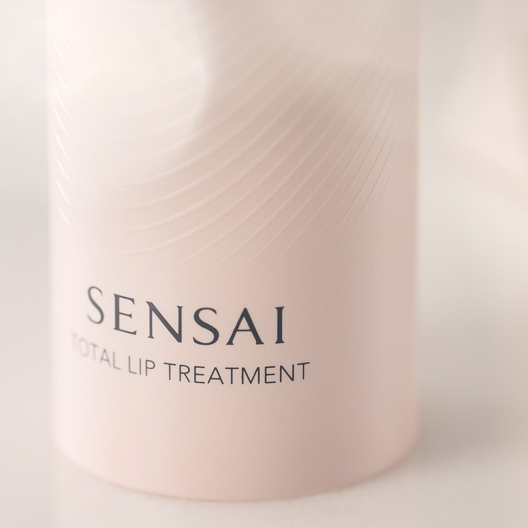 SENSAI lūpų priežiūros ekspertų produktai. Visapusiška lūpų priežiūra – 15 ml.