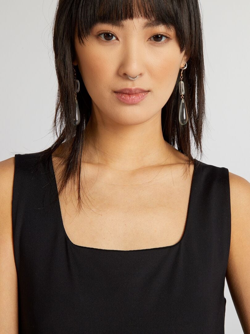 Camiseta elástica con escote cuadrado - negra