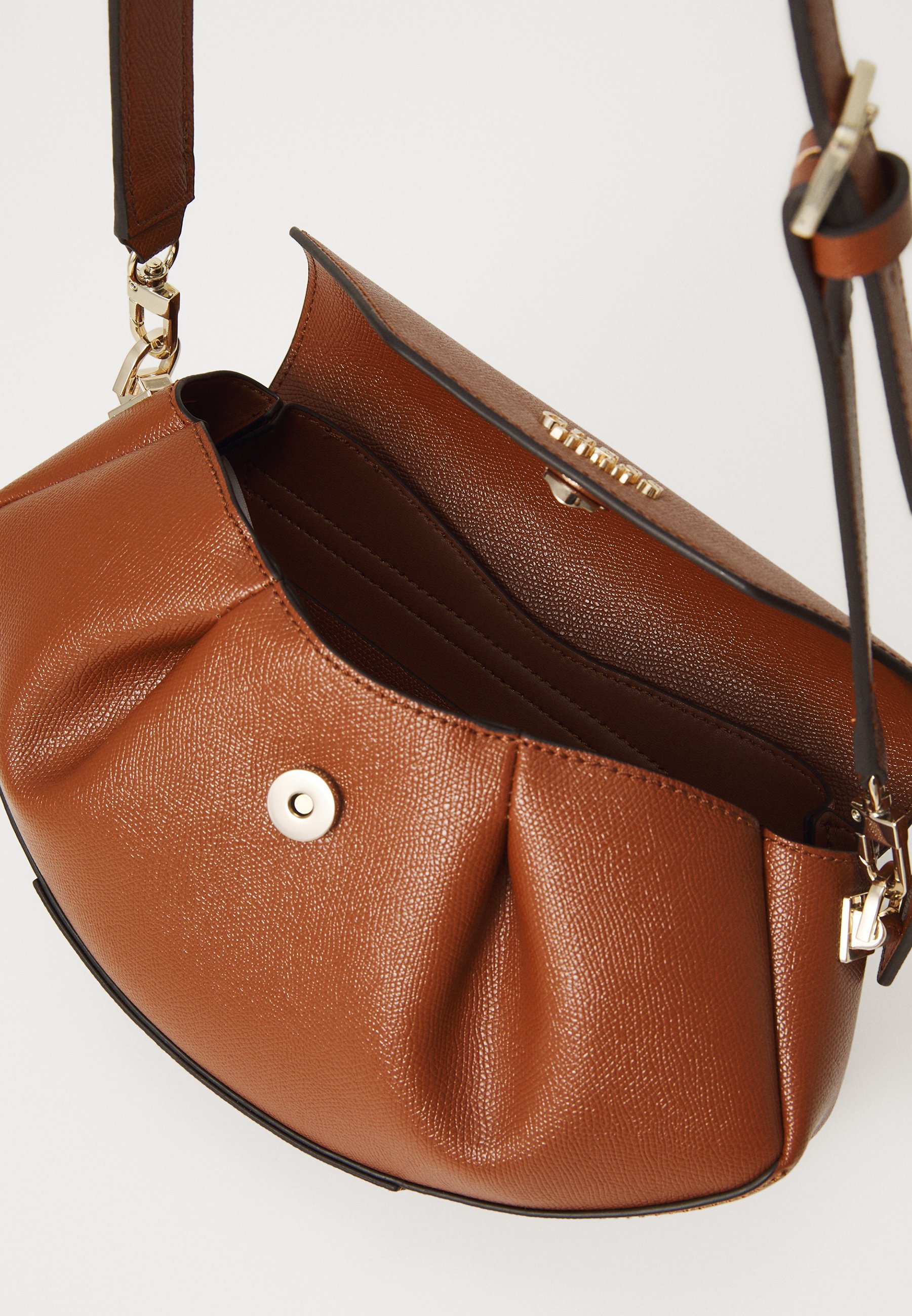 Guess AMORETTE FLAP - Crossbodytas - cognac