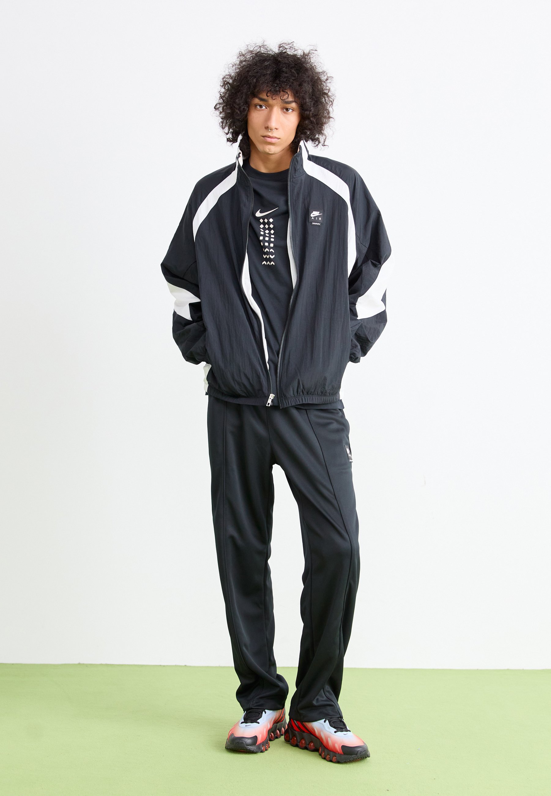 Nike Sportswear AIR TRACK JACKET - Zomerjas - zwart/wit