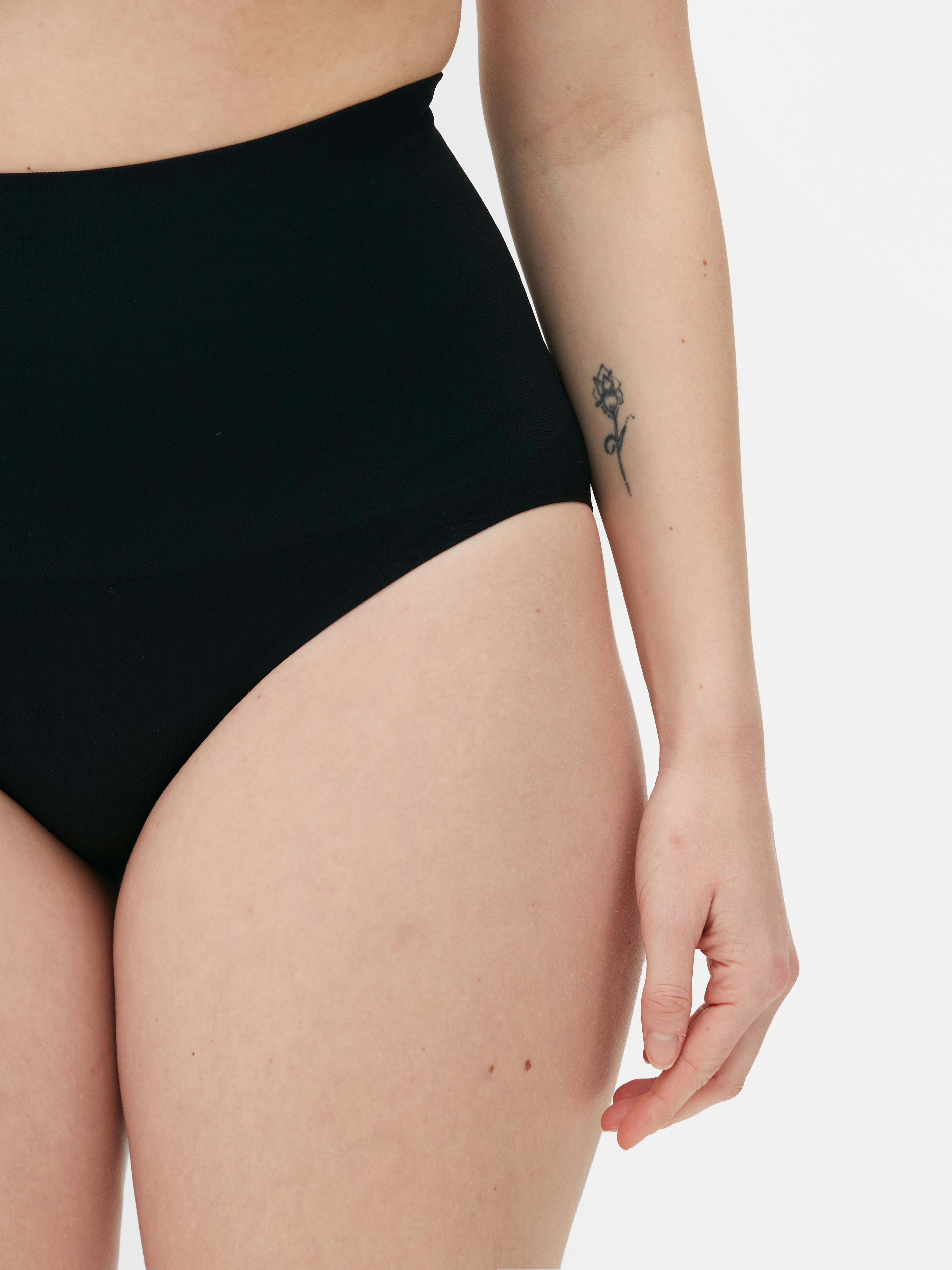 Slip modellanti a vita alta senza cuciture. Questi slip elasticizzati e contenitivi possono aiutarti ad aumentare la tua autostima.