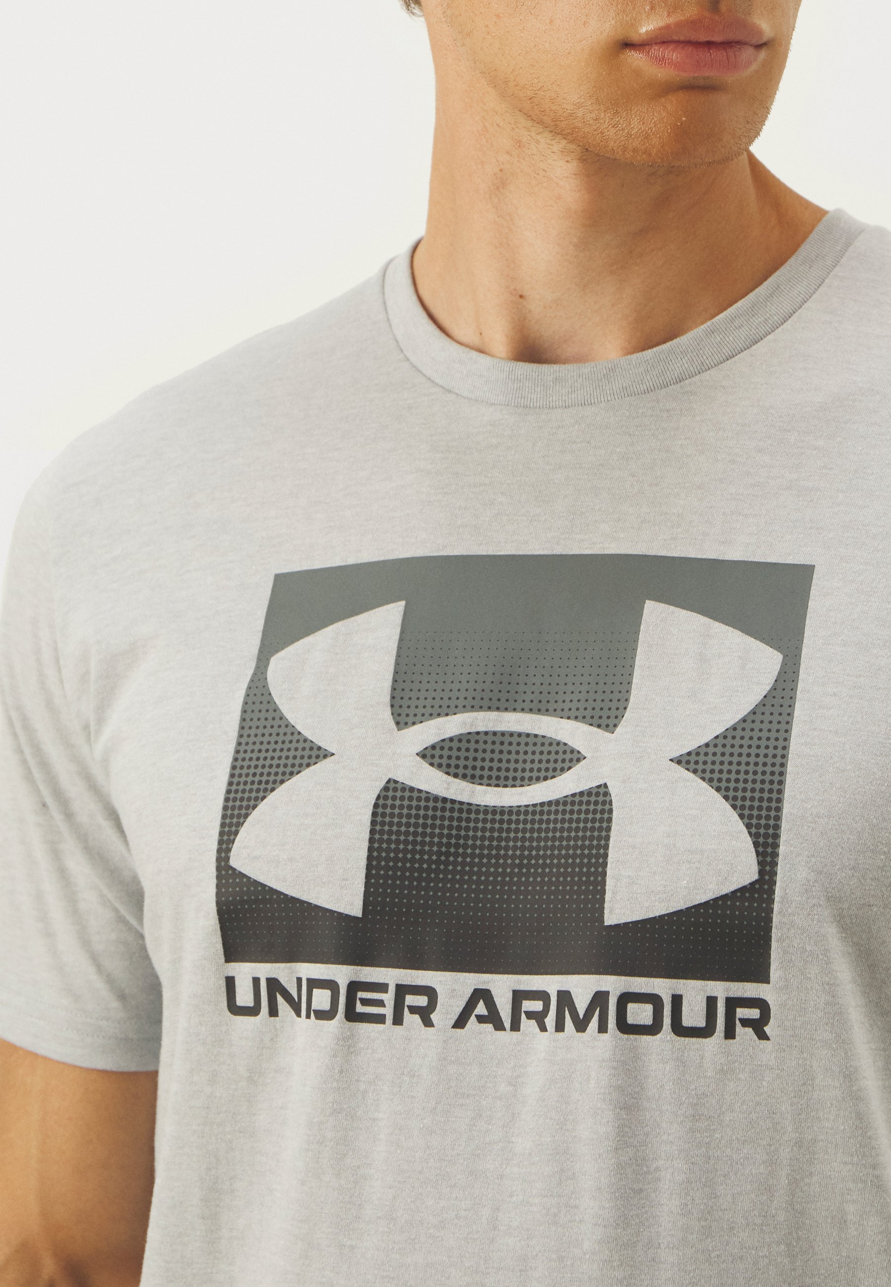Under Armour BOXED - T-shirt stampata - grigio chiaro mélange/grafite