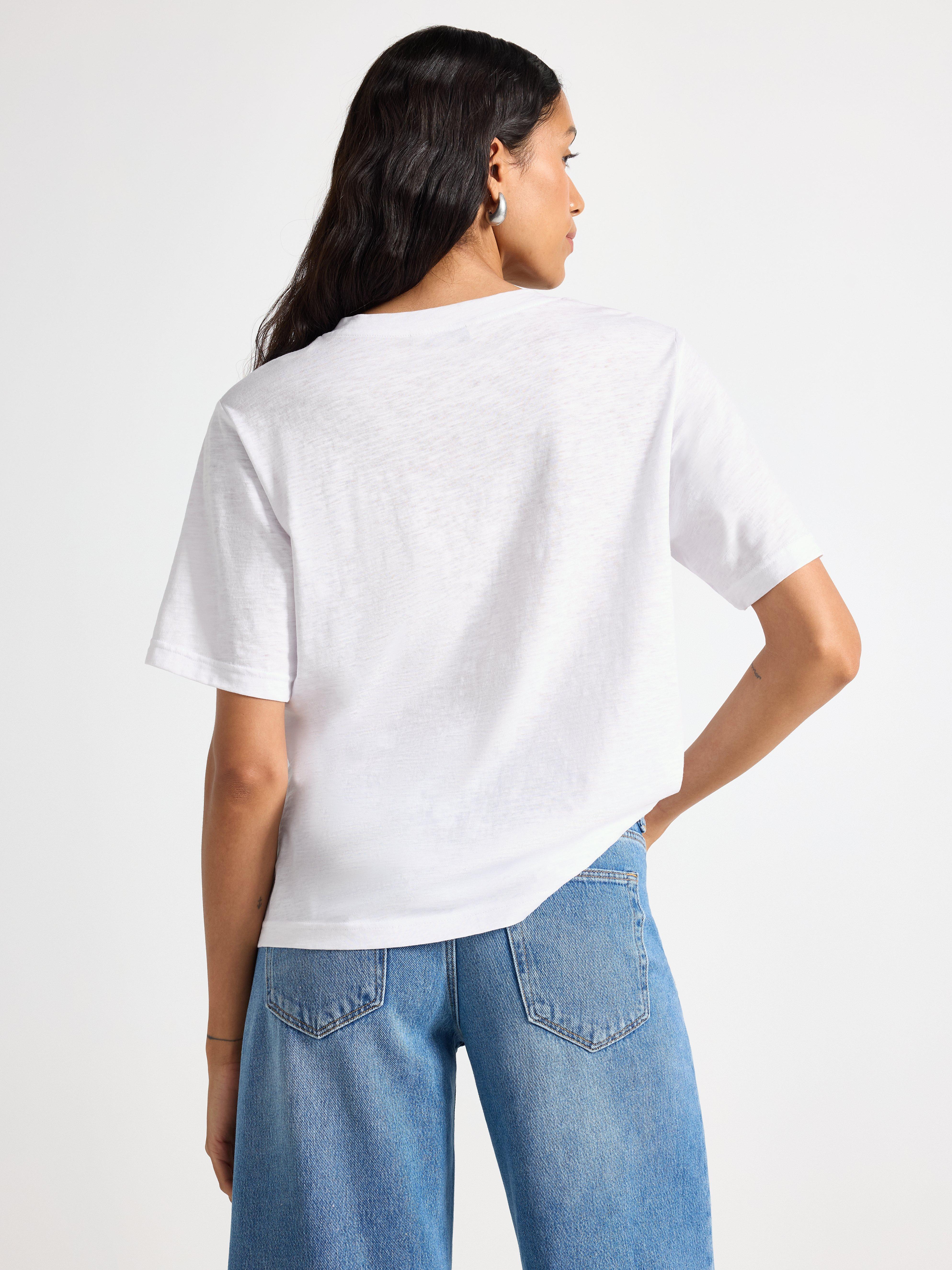 Camiseta blanca con cuello en V