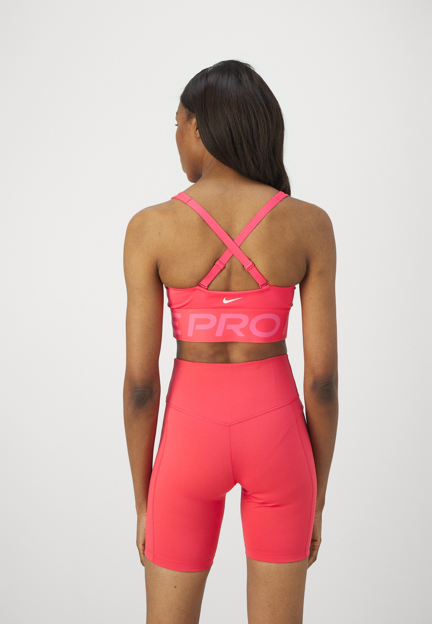Soutien-gorge de sport Nike Performance INDY PLUNGE BOLD - Maintien moyen - Rose aster/Rose glacé