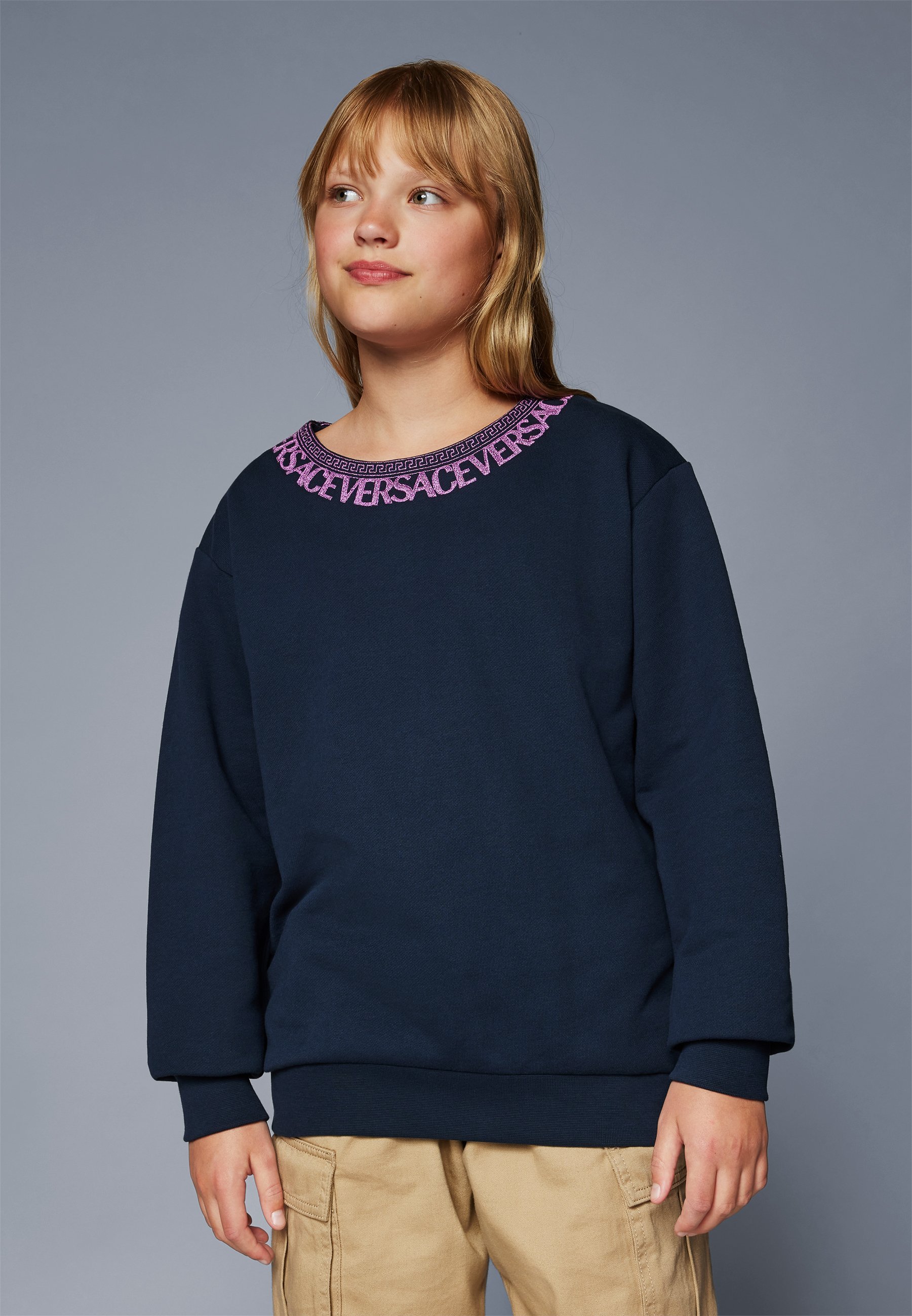 Versace Sweatshirt mit griechischer Logostickerei – marineblau/rosa