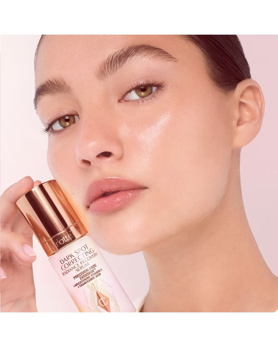 CHARLOTTE TILBURY Ser anti-puncte închise la culoare Ser