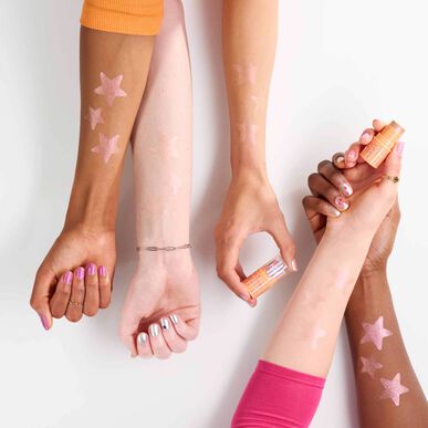 Essence Baby Got Holo Glow hologrāfiskā efekta izgaismotāja zīmulis 1 gab. 1 gab.